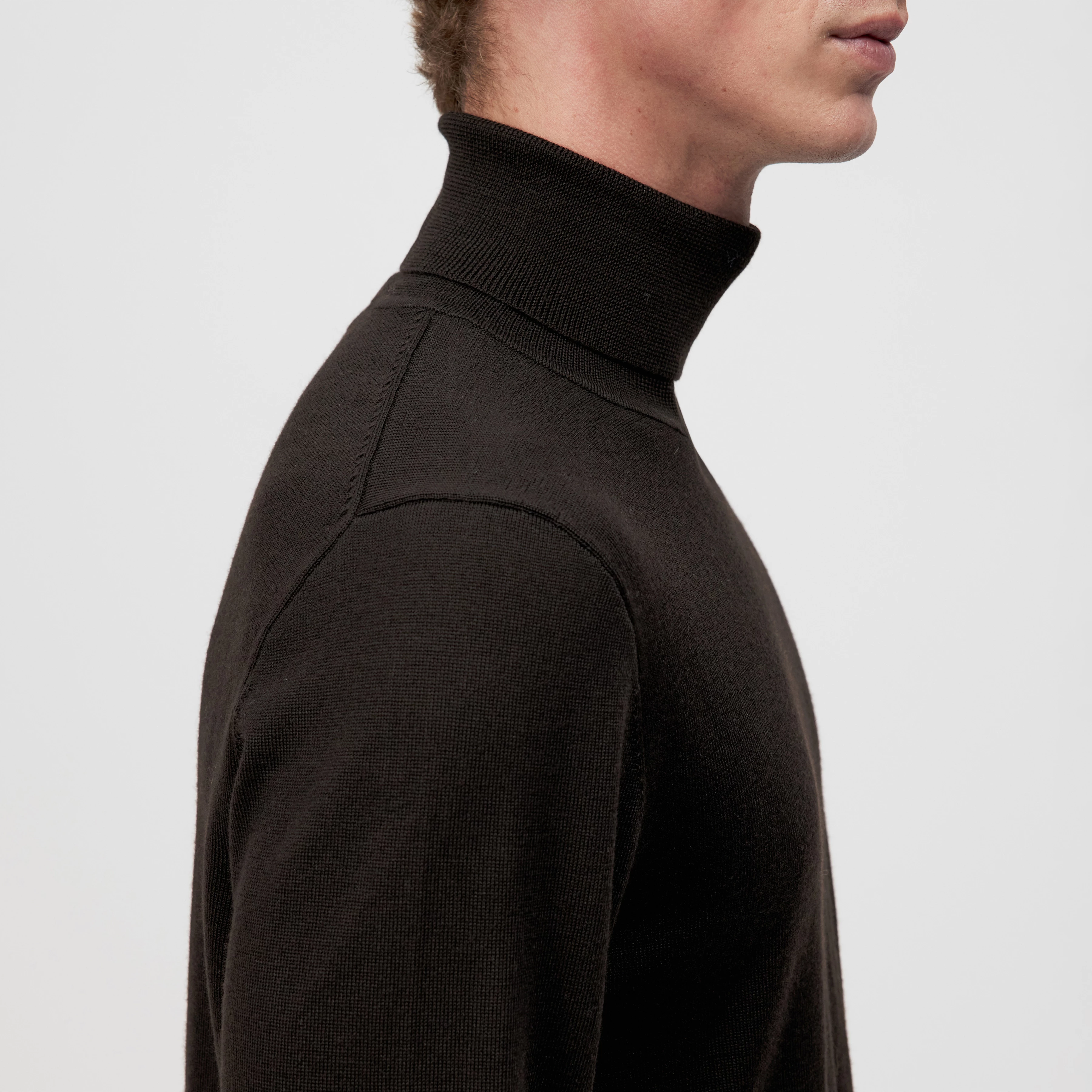 JOEY - Turtleneck jumper in 100% merino wool - men - brown - Detailansicht am Model
