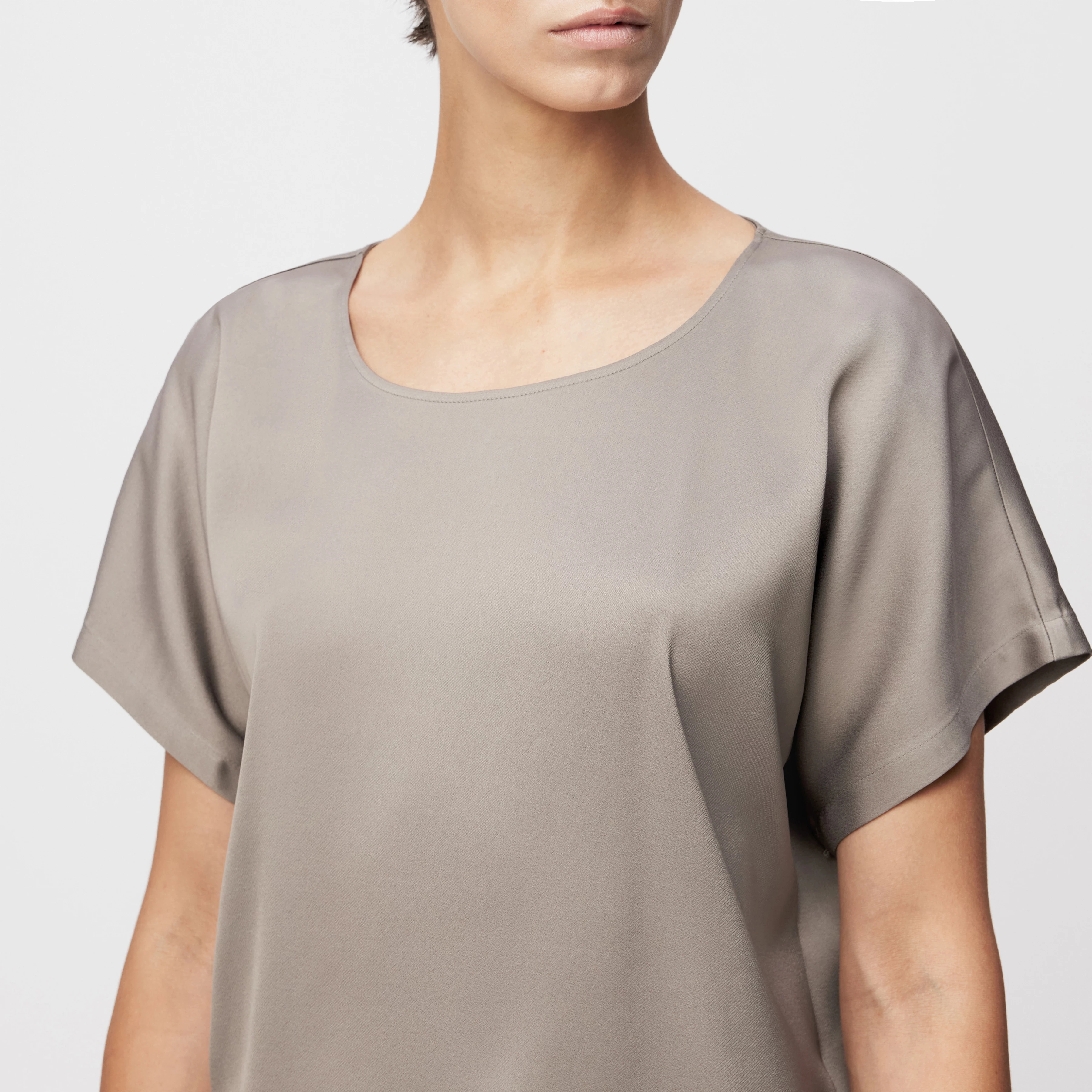 CORAMY - Casual shirt blouse in satin - women - beige - Detailansicht am Model