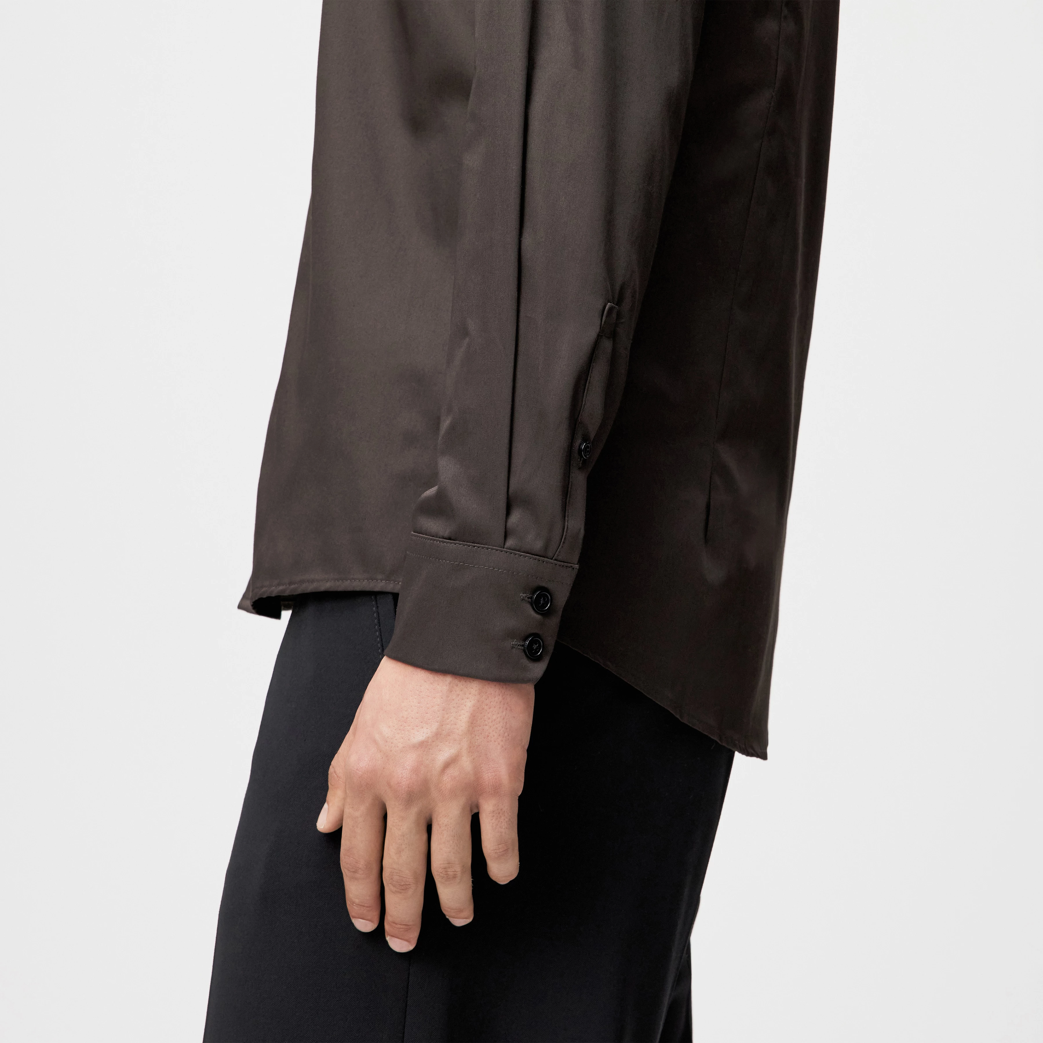 DANEEL - Classic Fit Hemd in Baumwoll-Satin - Herren - braun - Detailansicht am Model