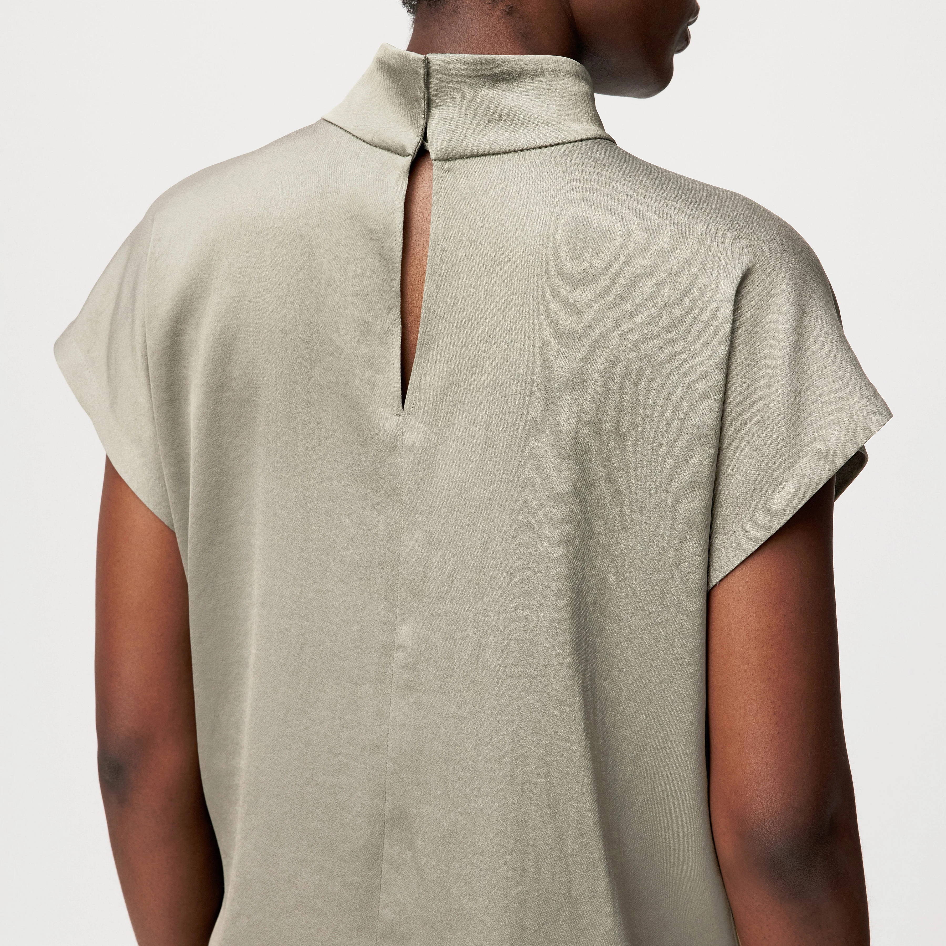 ALARIA_1 - Shirt blouse with stand-up collar in satin - women - green - Detailansicht am Model