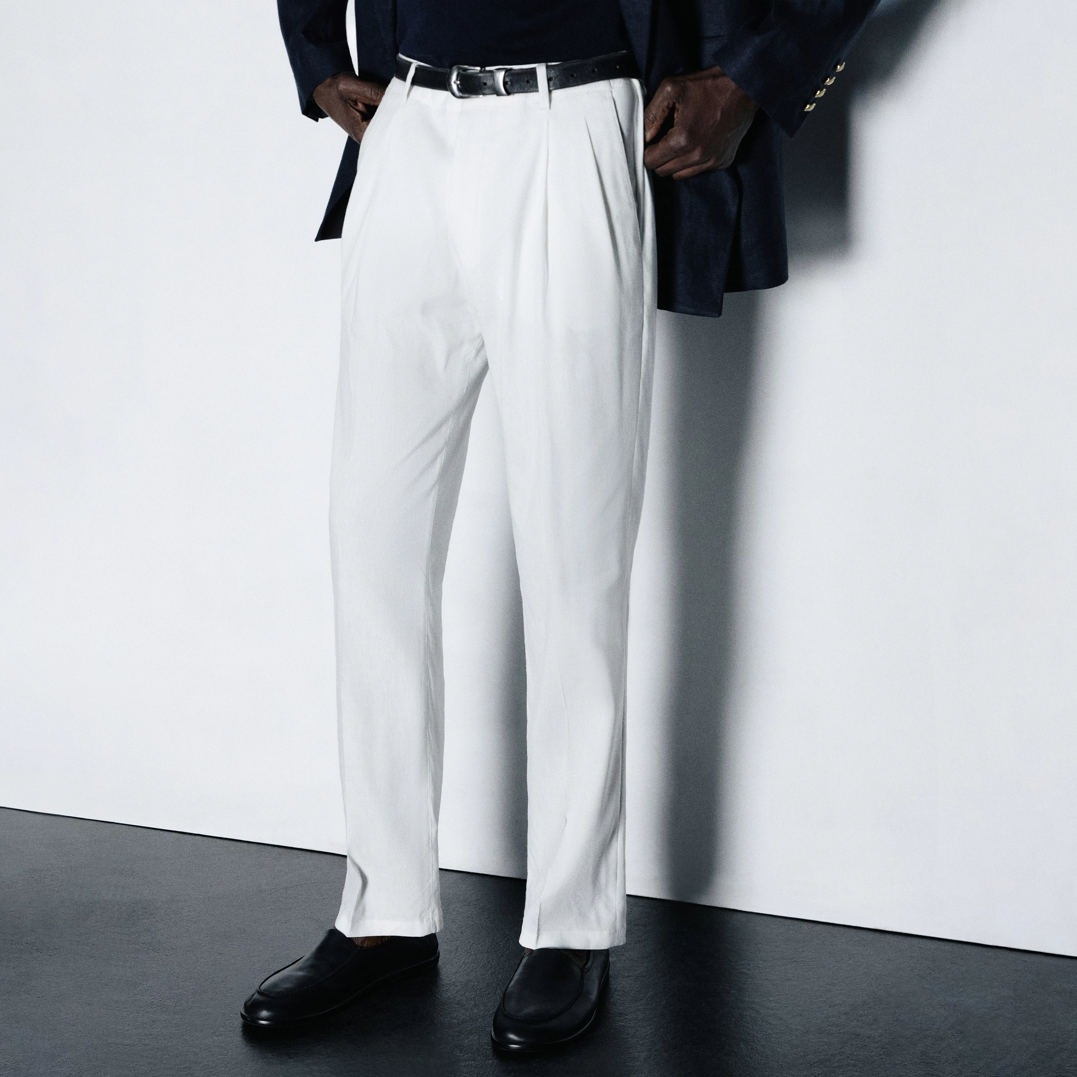 LEEK - Relaxed-fit pleated trousers in blended linen - men - off white