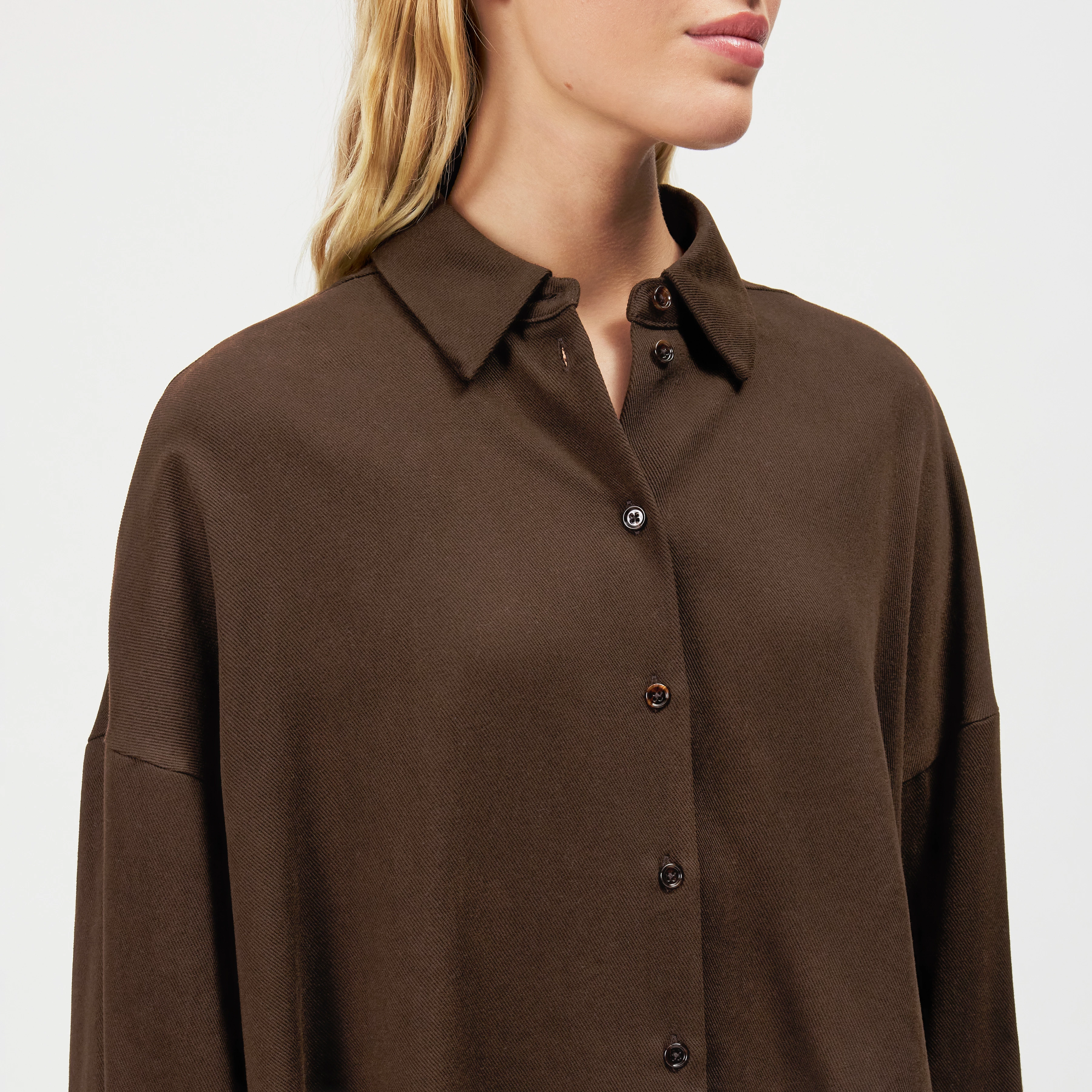 OSHIA - Oversized Hemdbluse in Lyocell - Damen - braun - Detailansicht am Model
