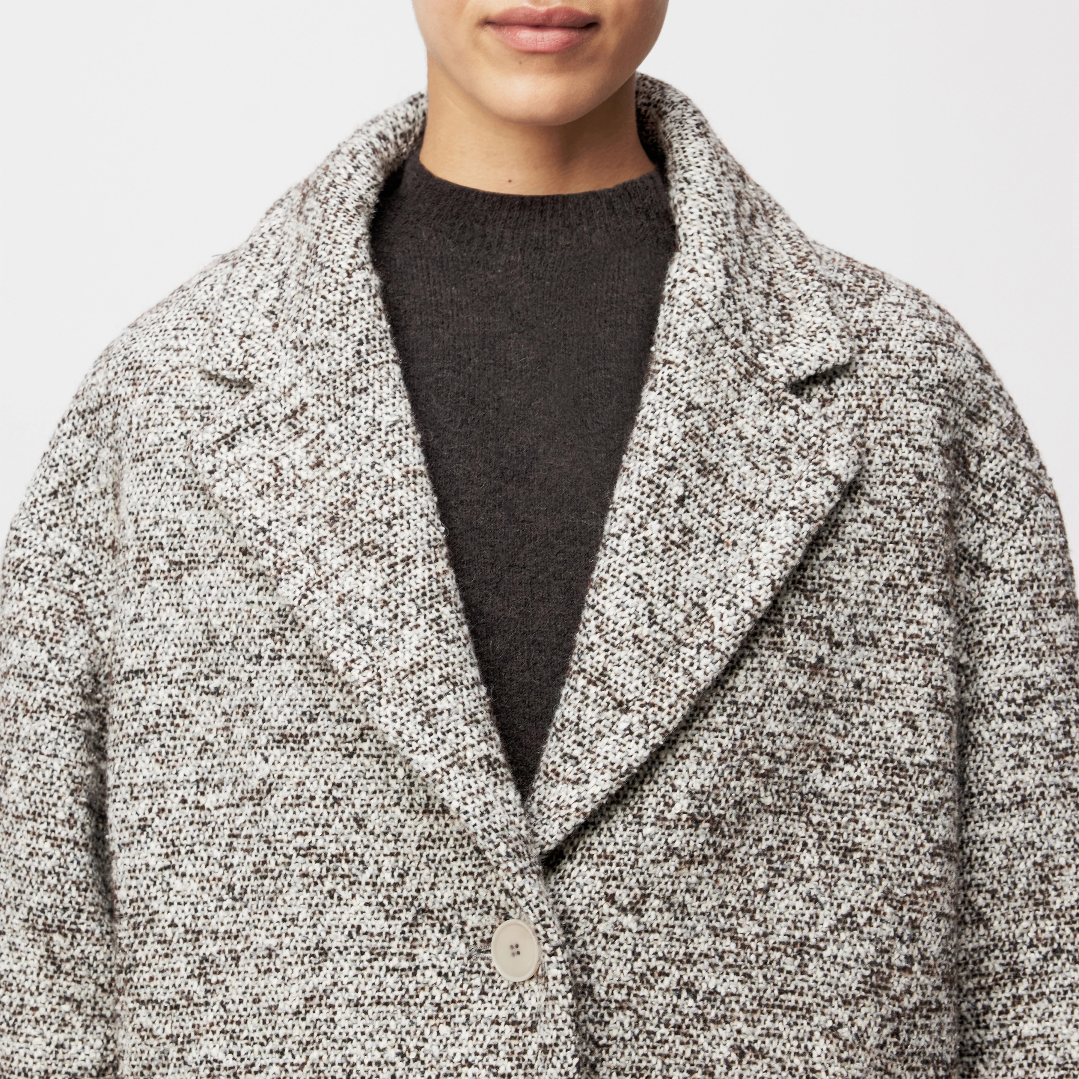 NUTHALL - Lässiger Hüllenmantel in Woll-Mix - Damen - braun - Detailansicht am Model