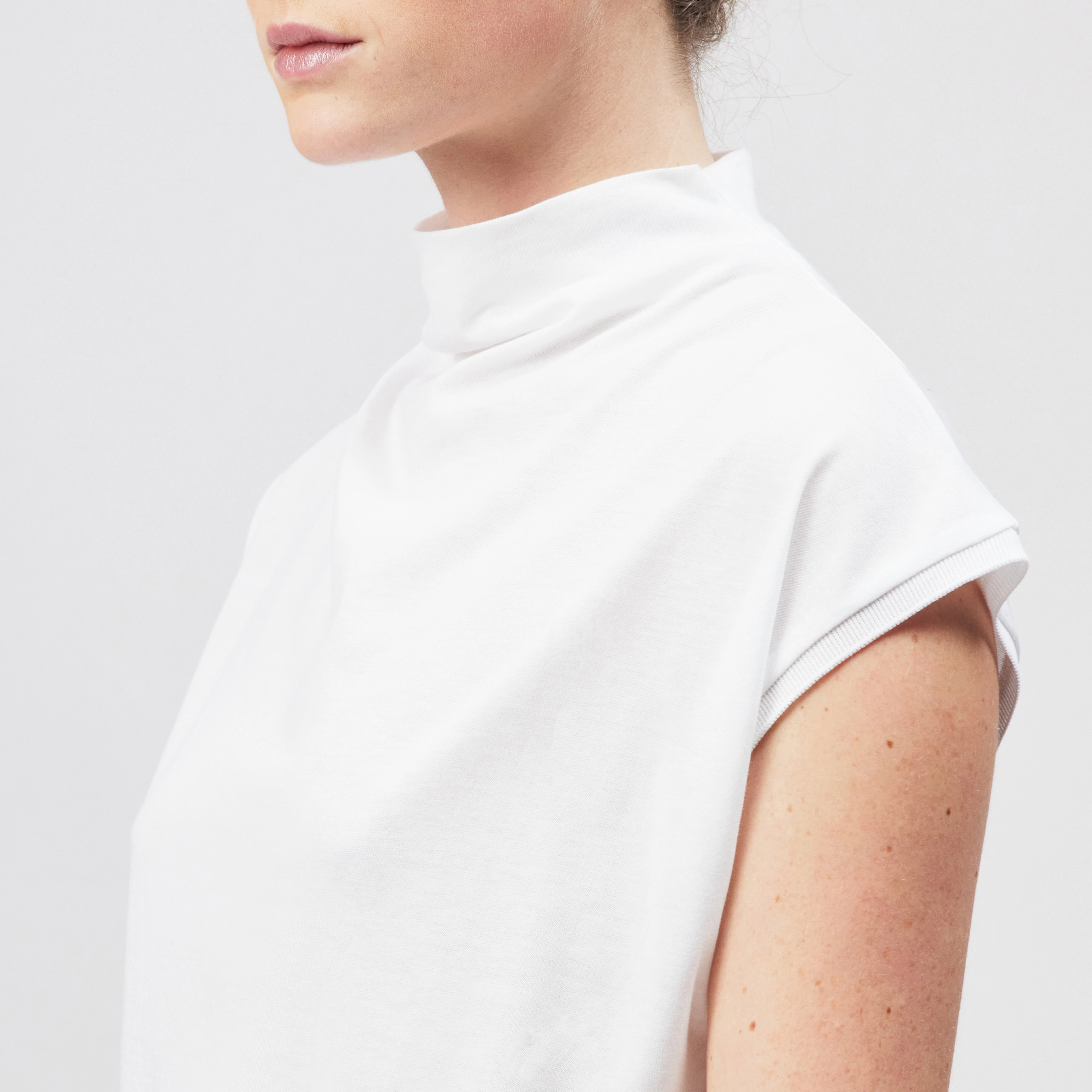 SOLEMNO - T-shirt with cowl neck in lyocell blend - women - white - Detailansicht am Model