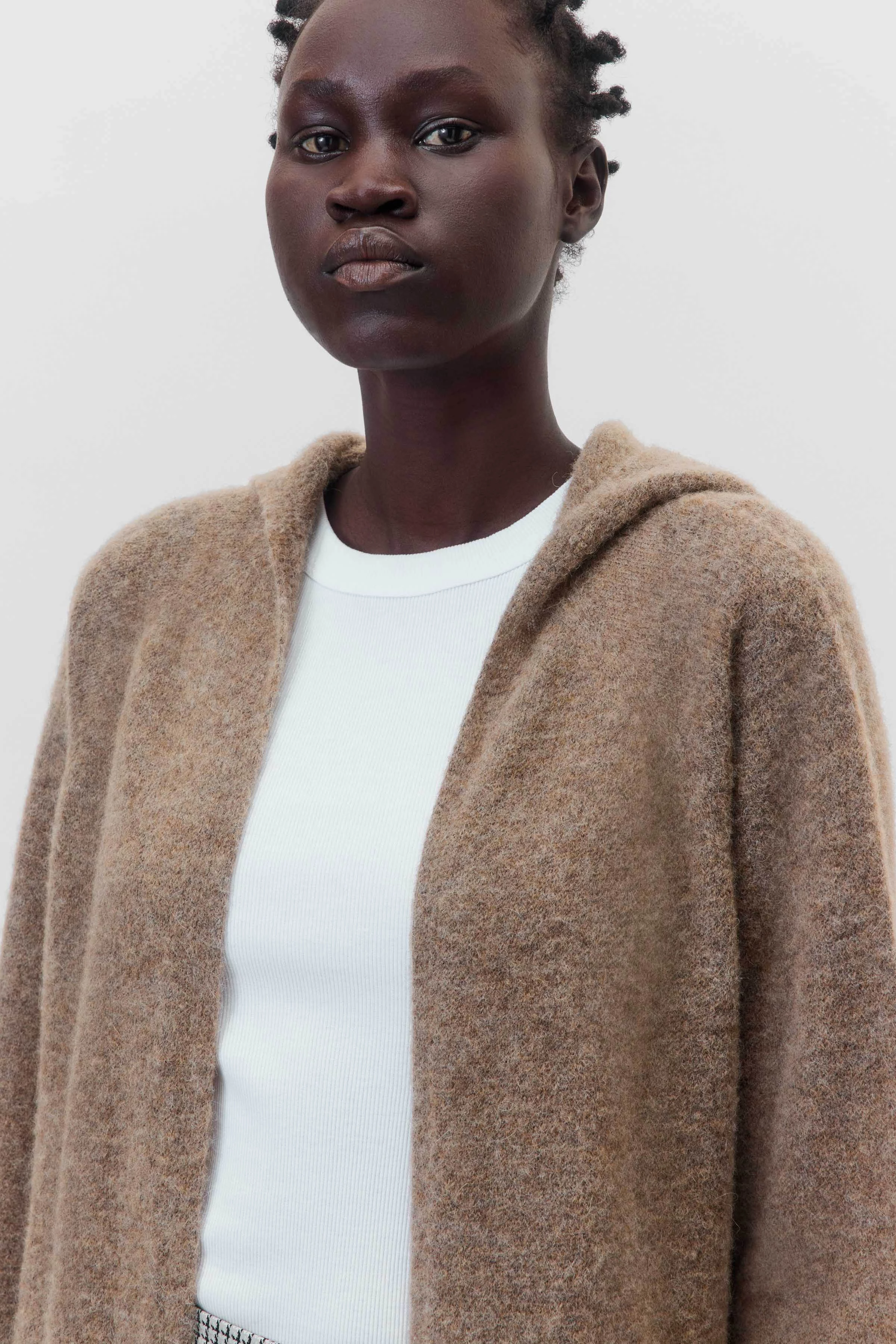 VIAJA - Hoodiestrickjacke in haarigem Alpaka-Wollmix - Damen - braun - Seitenansicht