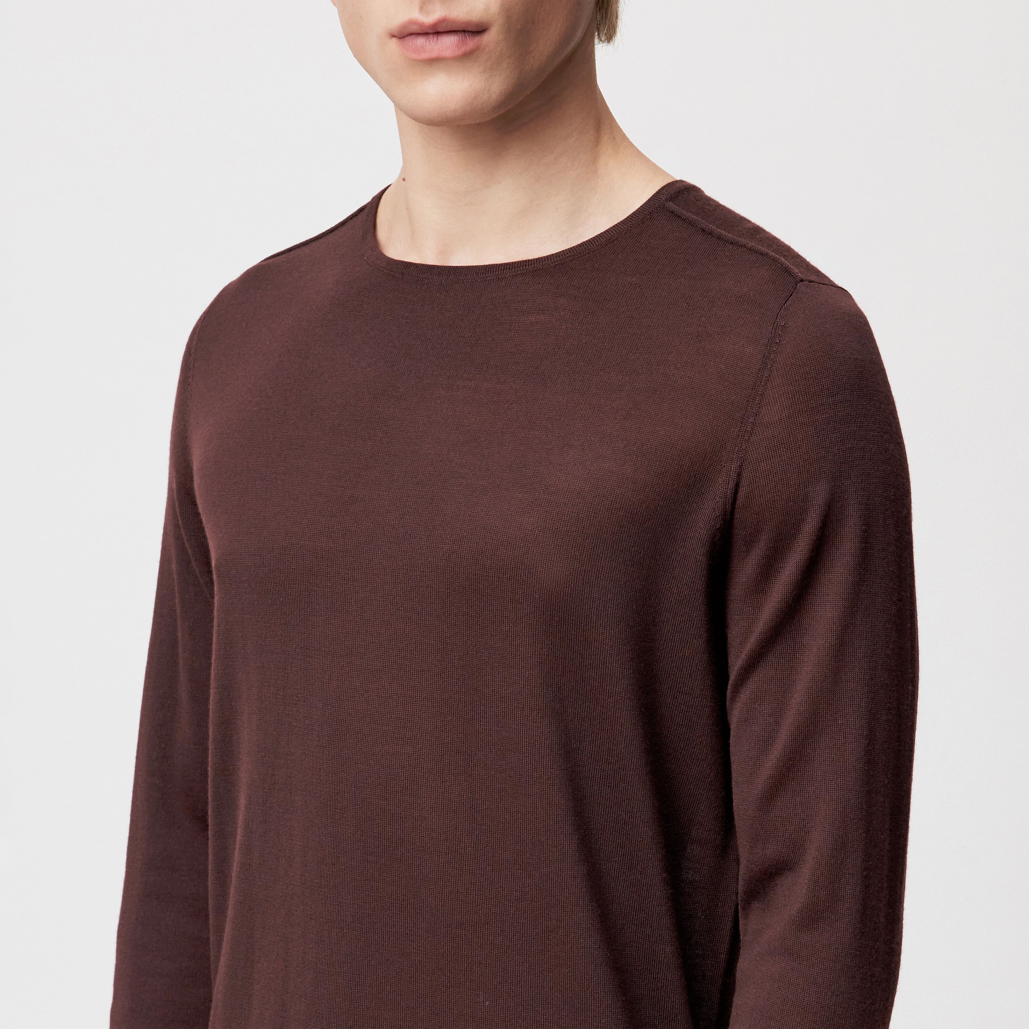 RIKONO - Strickpullover in feiner Merinowolle - Herren - rot - Detailansicht am Model