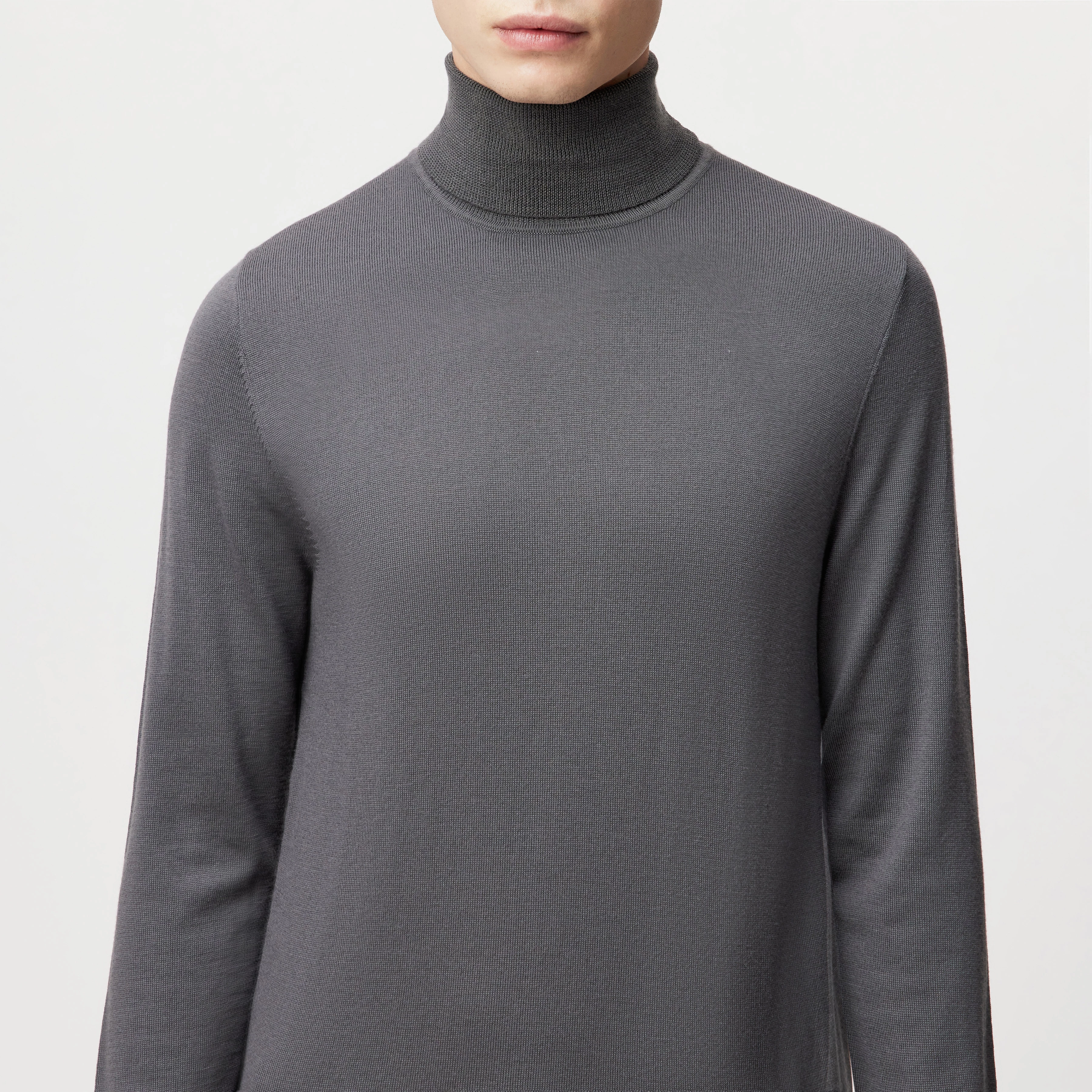 JOEY - Rollkragenpullover in 100% Merinowolle - Herren - grau - Detailansicht am Model