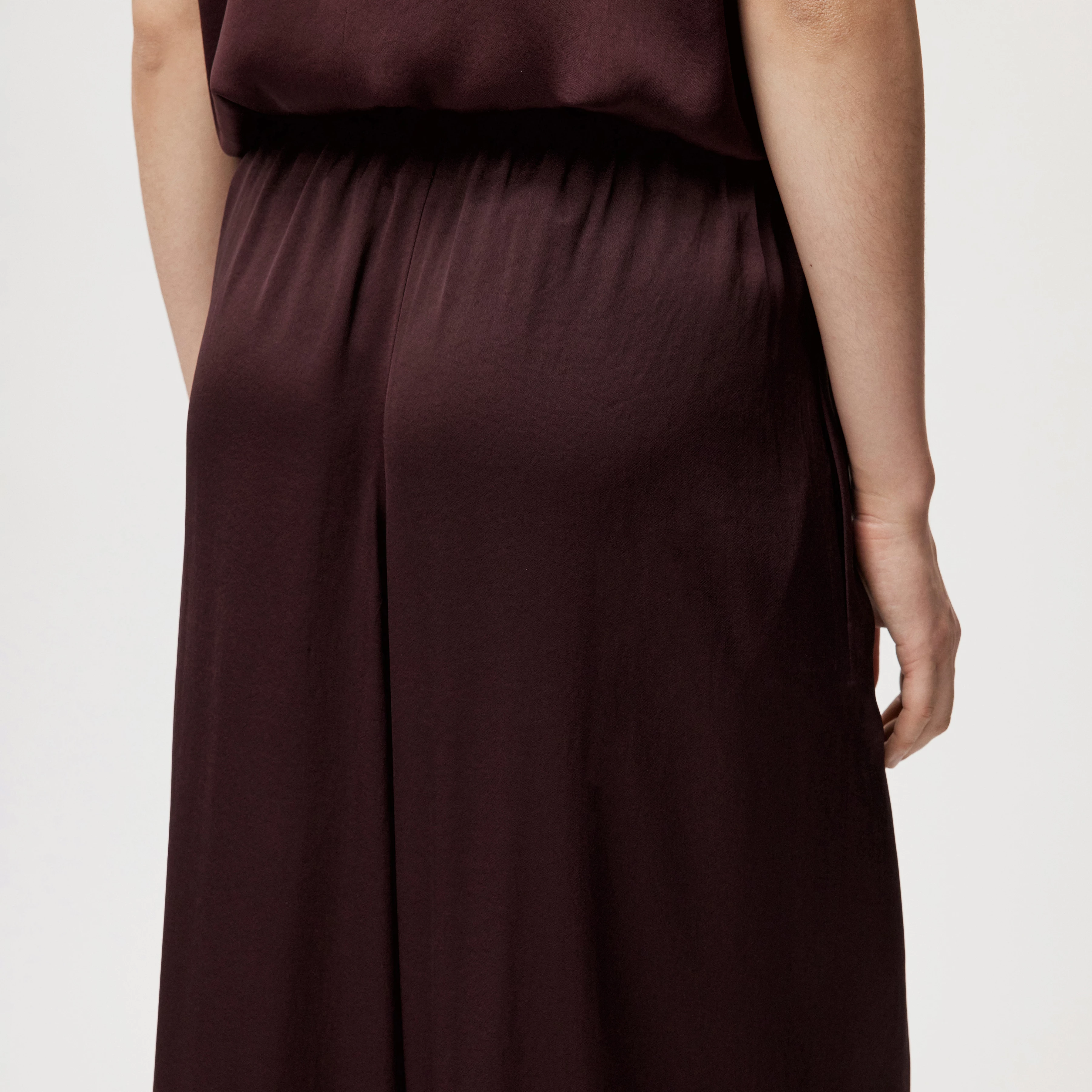 TWEEZER - Weite Hose in Satin - Damen - rot - Detailansicht am Model