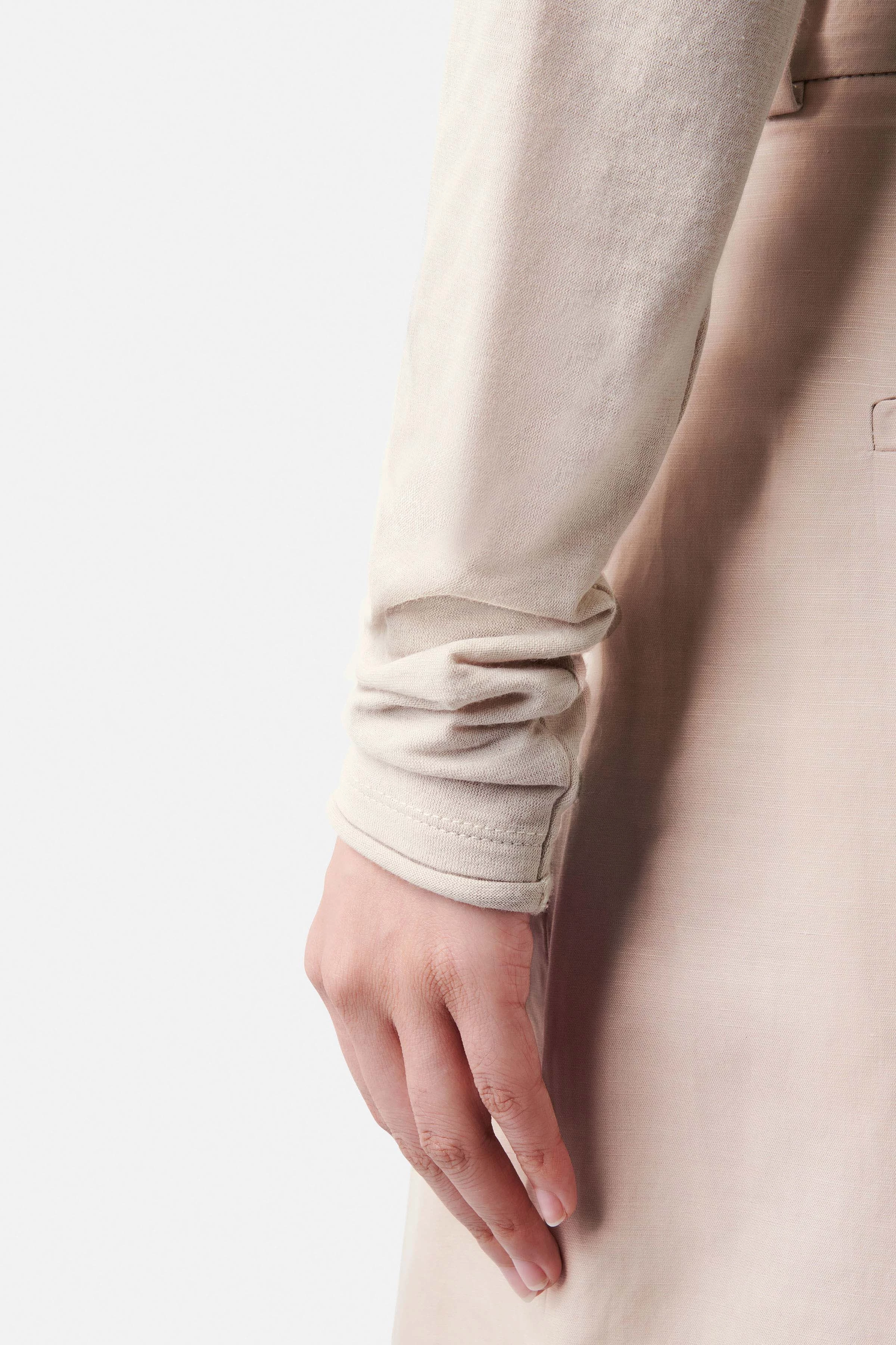 LISLY - Schmales Longsleeve in Baumwoll-Jersey - Damen - beige - Detailansicht am Model