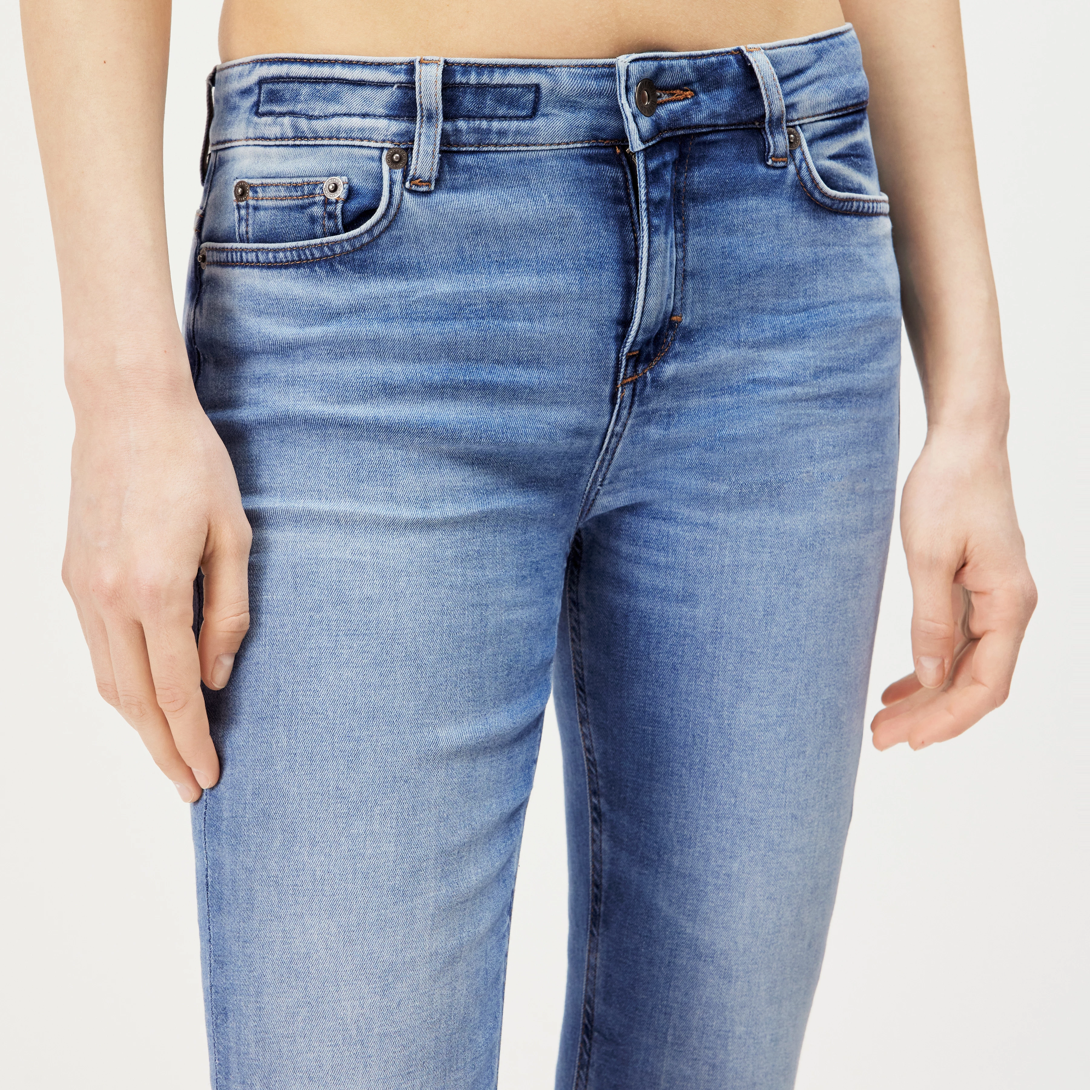 NEED - Low-waist skinny jeans in cotton-lyocell blend - women - blue - Detailansicht am Model