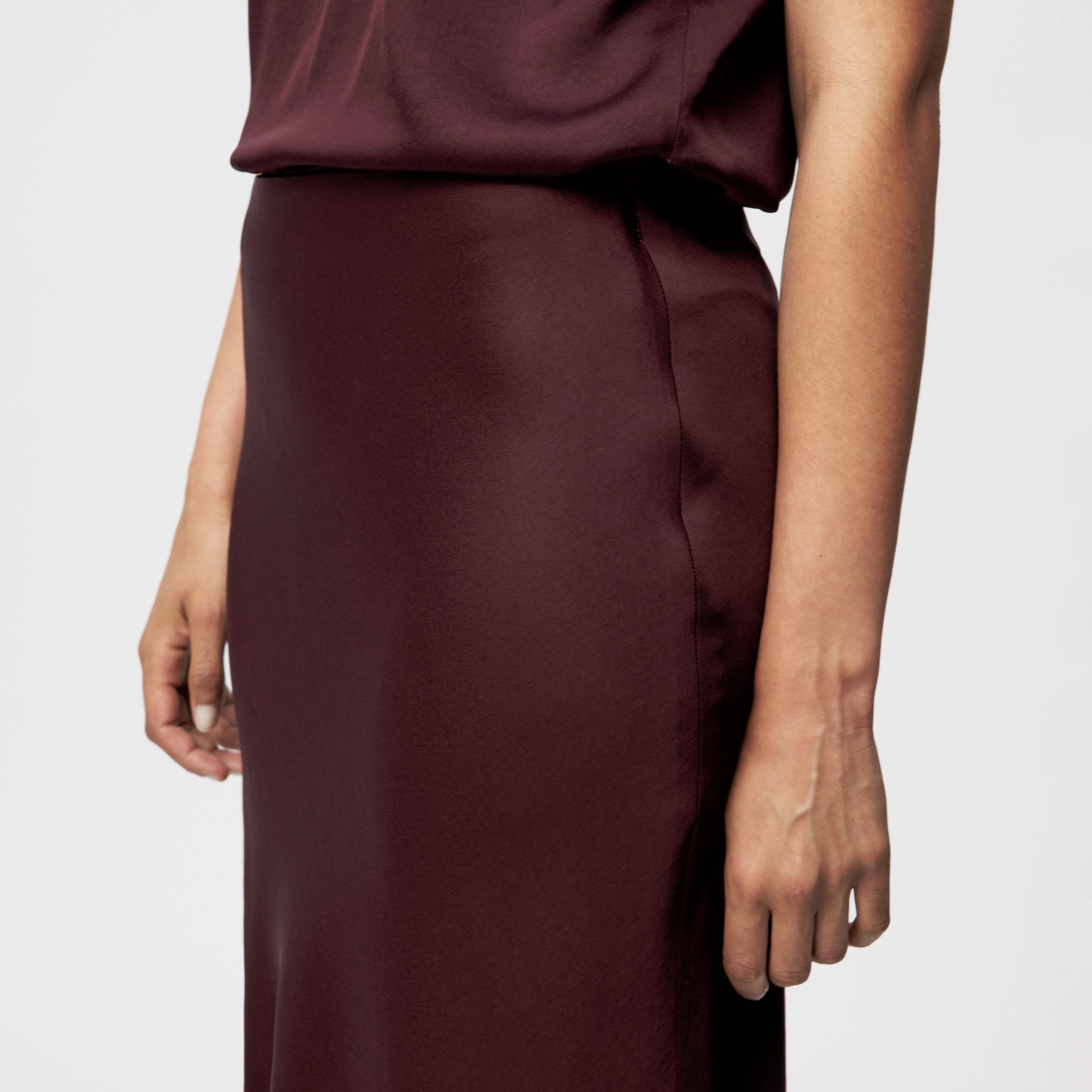 NEVIDA - Slips-Skirt in Maxilänge in Satin - Damen - rot - Detailansicht am Model