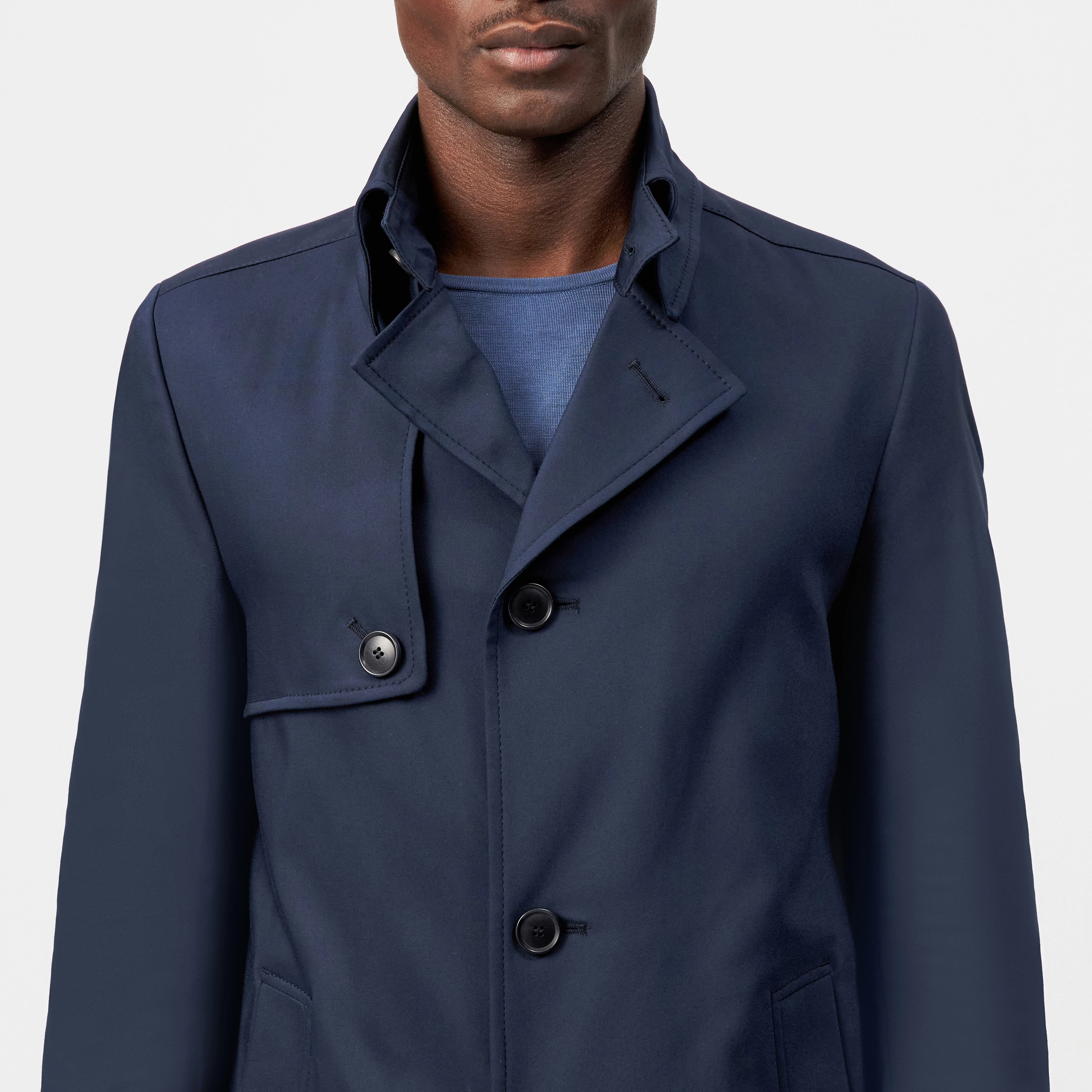 SKOPJE_C - Trench coat in techno stretch satin - men - blue - Detailansicht am Model