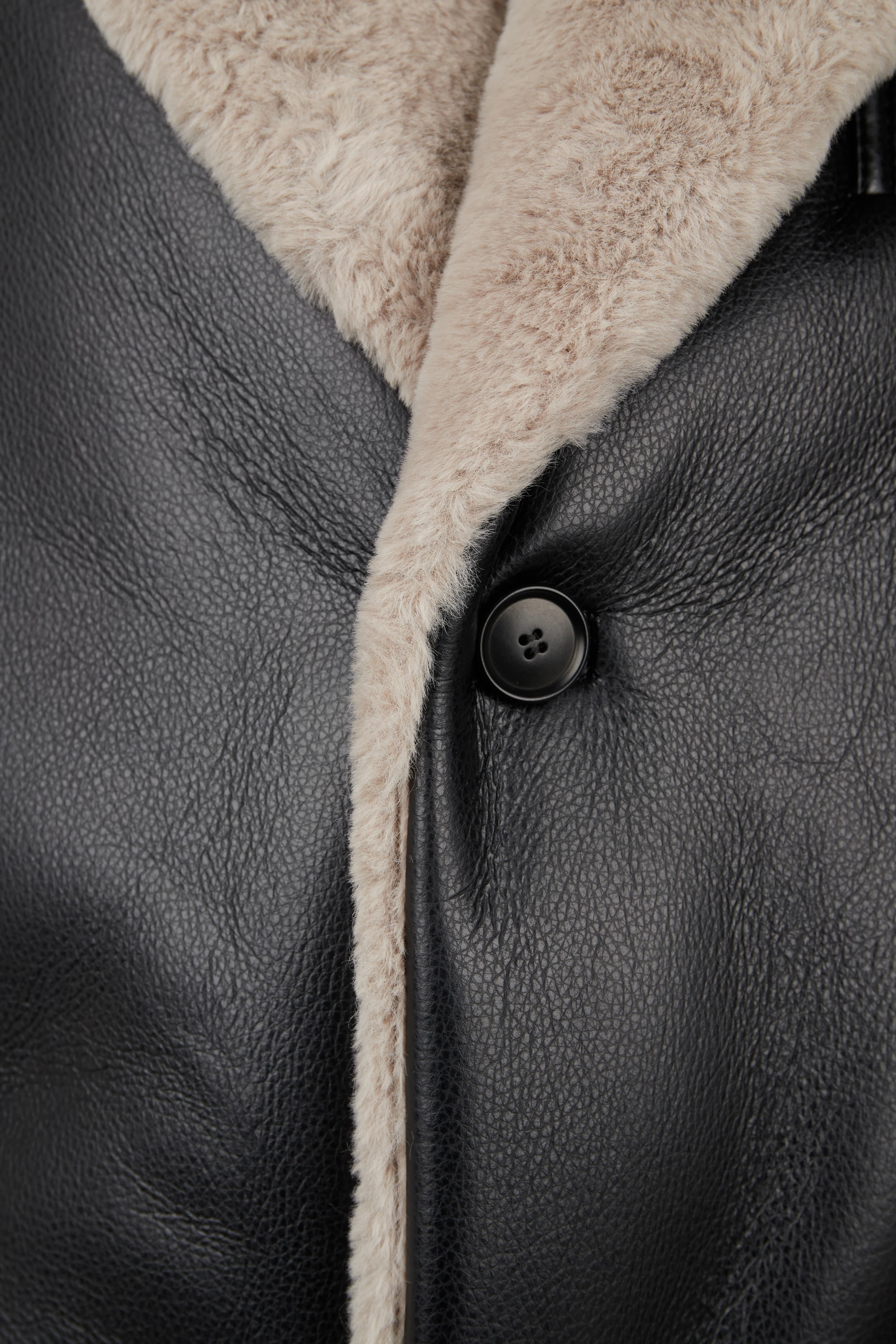 TENBY_S - veganer Shearlingmantel - Herren - schwarz - Freisteller Detailansicht