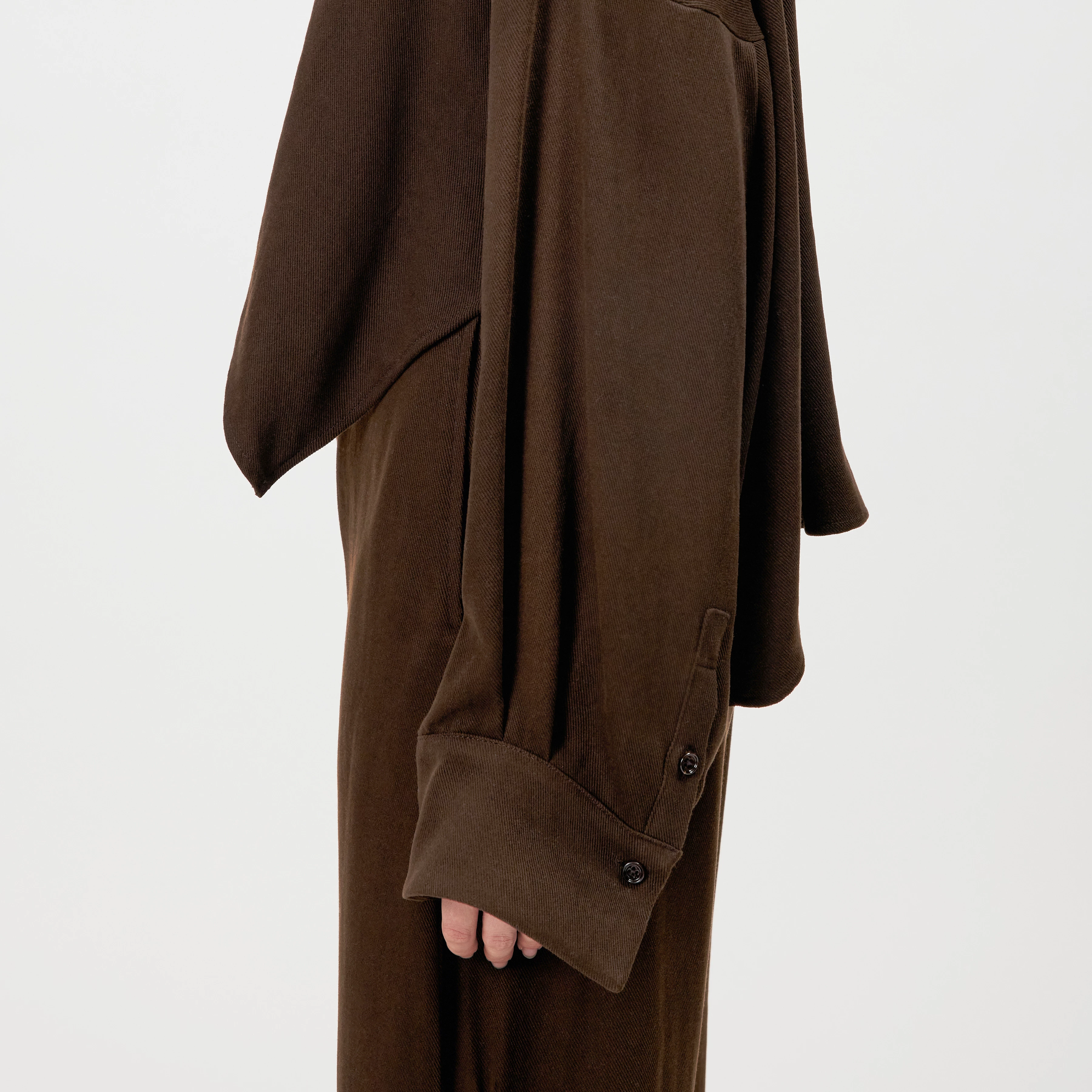 OSHIA - Oversized Hemdbluse in Lyocell - Damen - braun - Detailansicht am Model