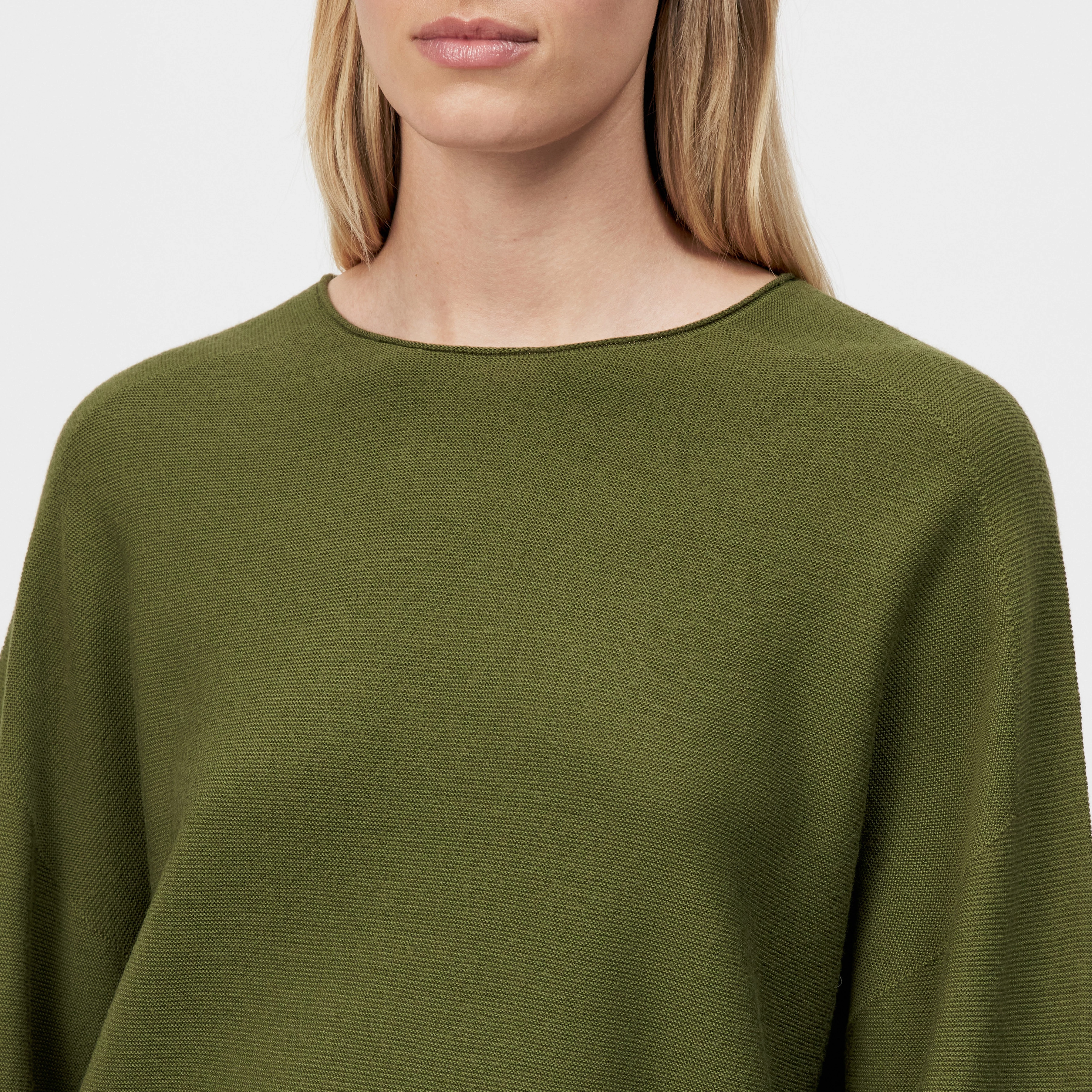 MEAMI - Vekürzter Egg-Shape Pullover in 100% Merinowolle - Damen - grün - Detailansicht am Model
