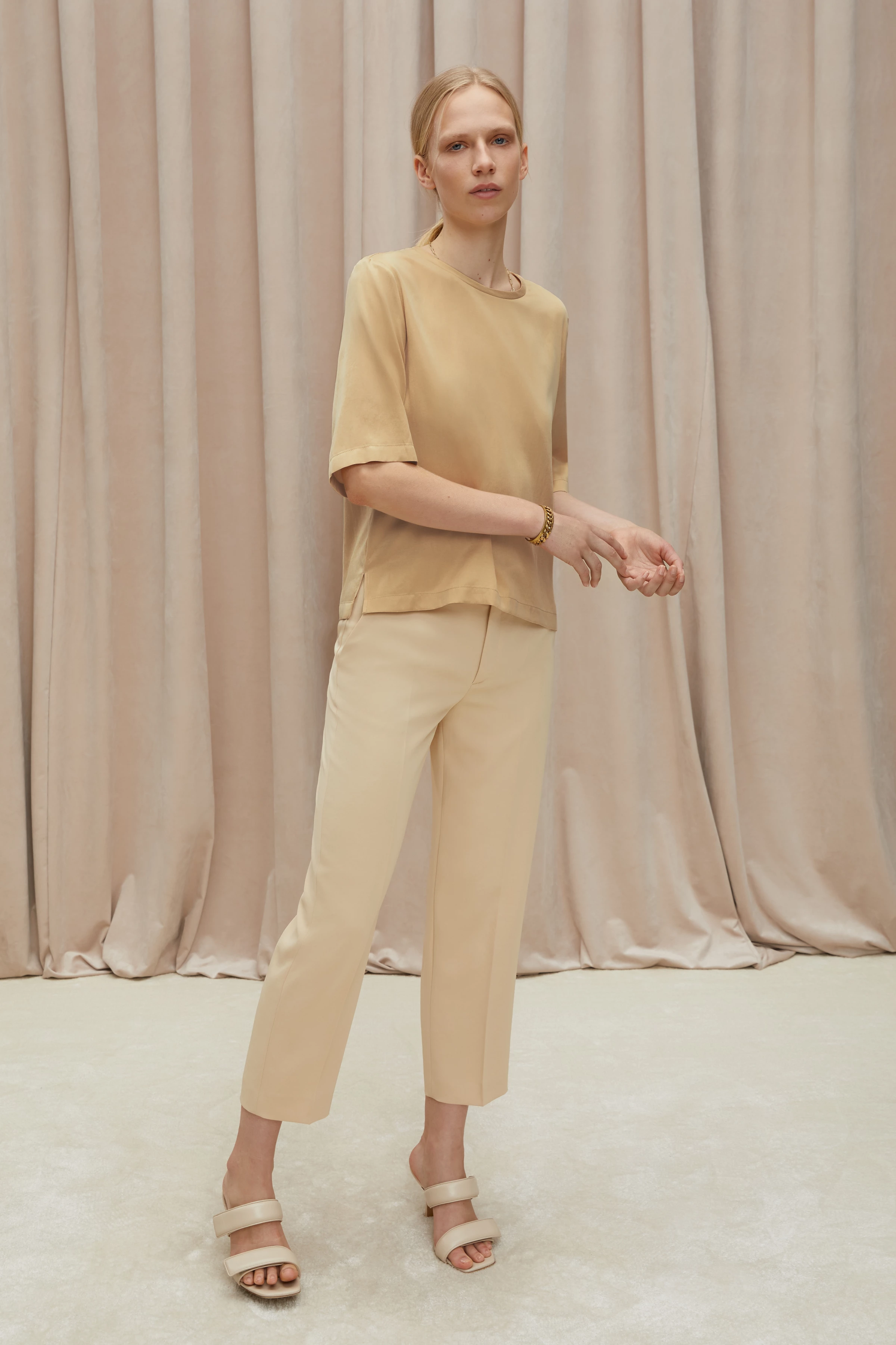 DIEDRA - T-Shirt Bluse aus Cupromischung - Damen - beige - Ganzkörper-Frontansicht