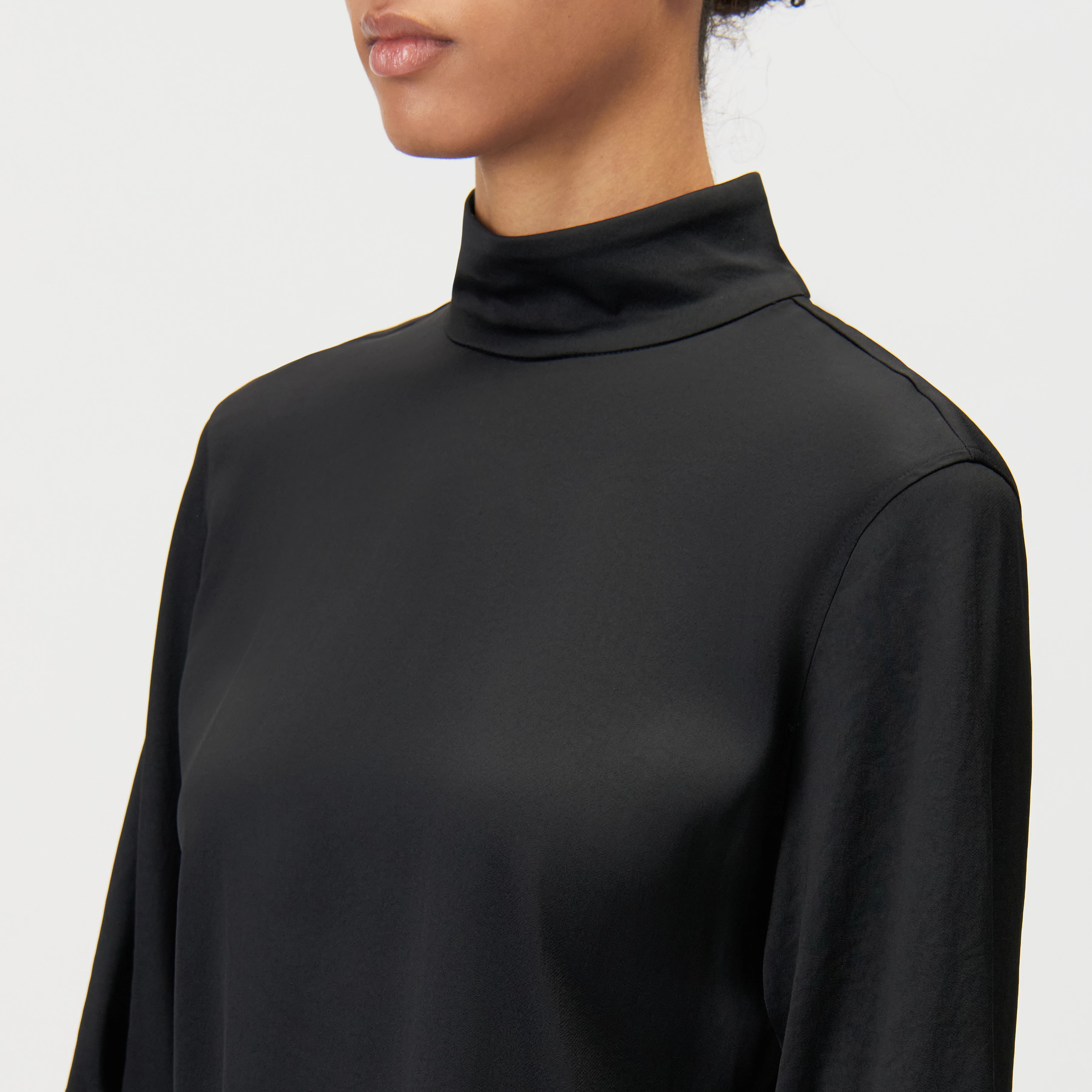 ALETIA - Blouse col montant en satin - women - noir - Detailansicht am Model