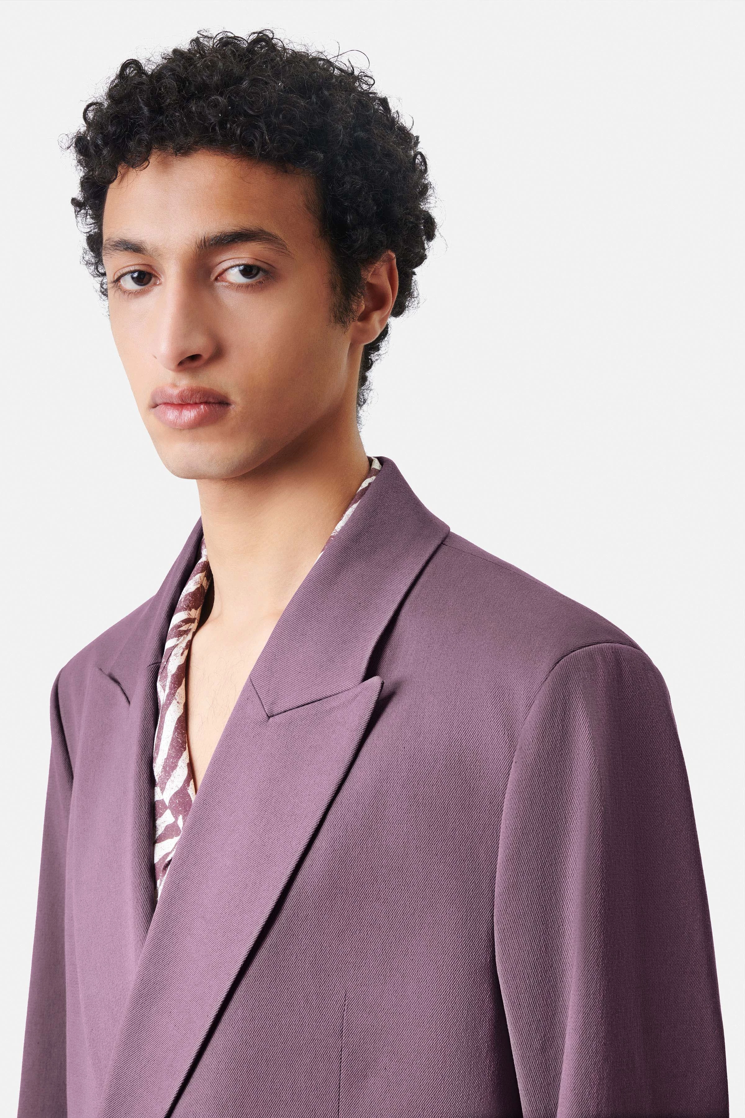 LOGEN - double-breasted jacket with pointed collar in cotton blend - men - purple - Detailansicht am Model