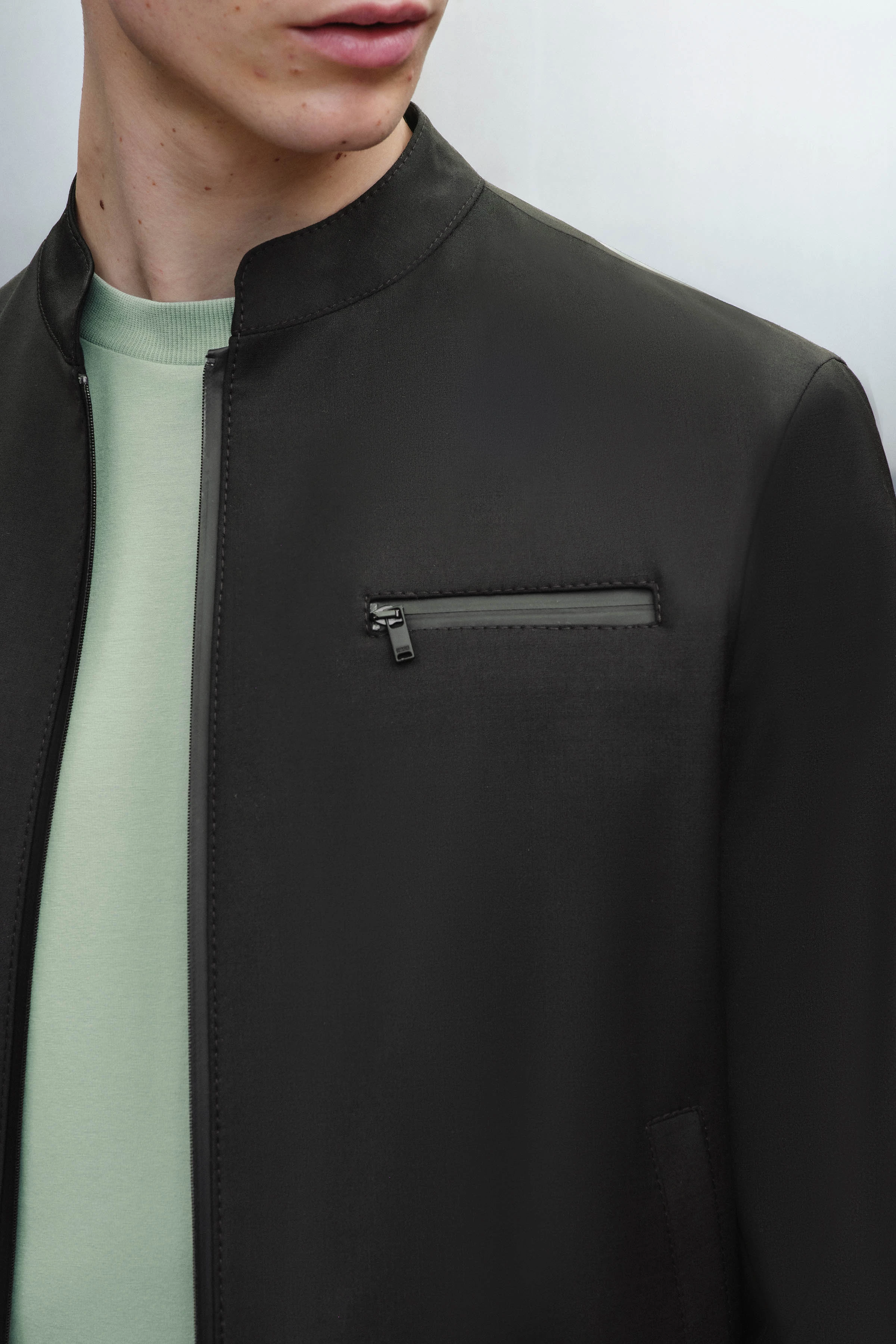 NESSO - sporty jacket with stand up collar and chest pocket - men - Natural Aluminium - Detailansicht am Model