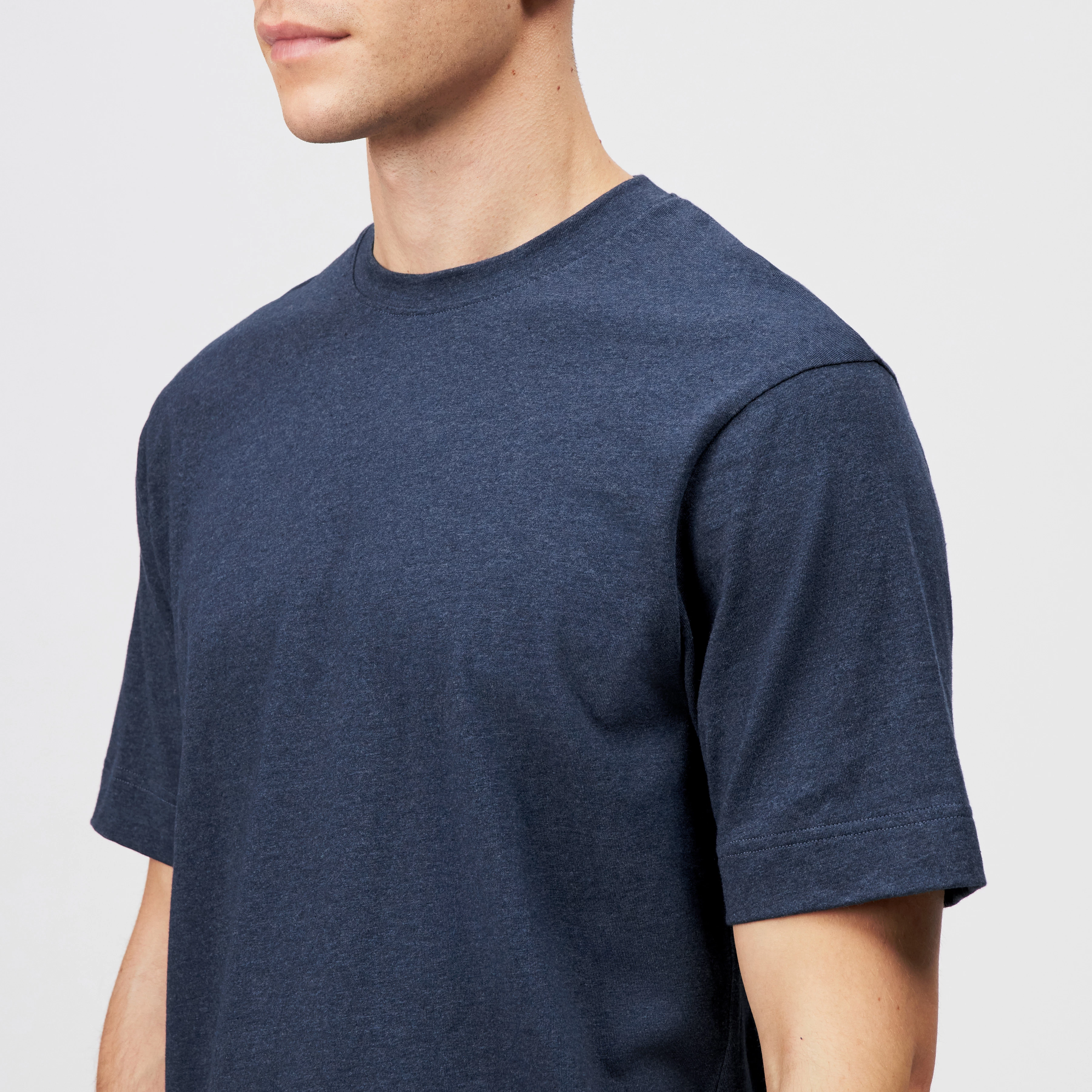 RAPHAEL - T-Shirt in reiner Baumwolle - Herren - blau - Detailansicht am Model