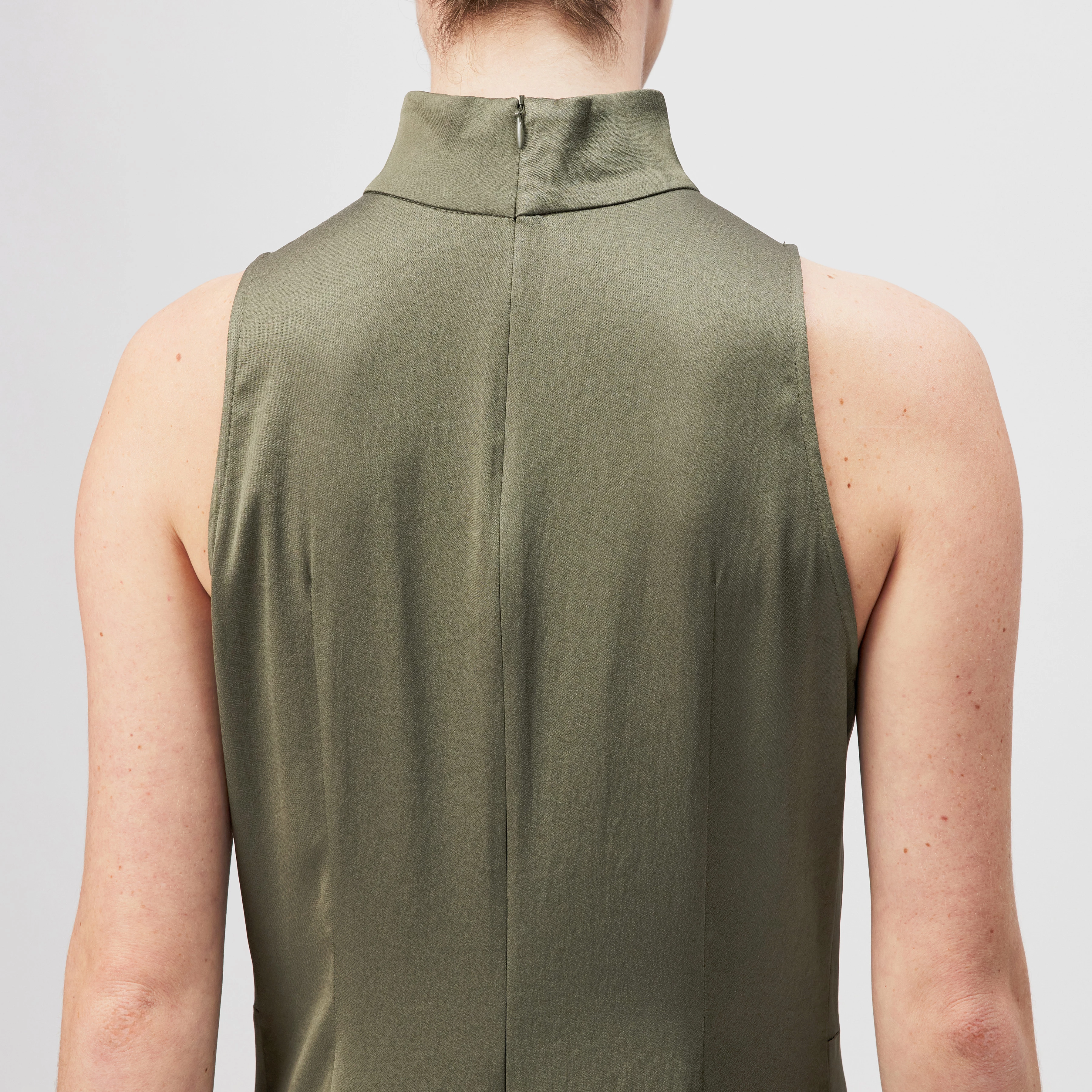 AMABEL - Satin maxi dress with stand-up collar - women - green - Detailansicht am Model