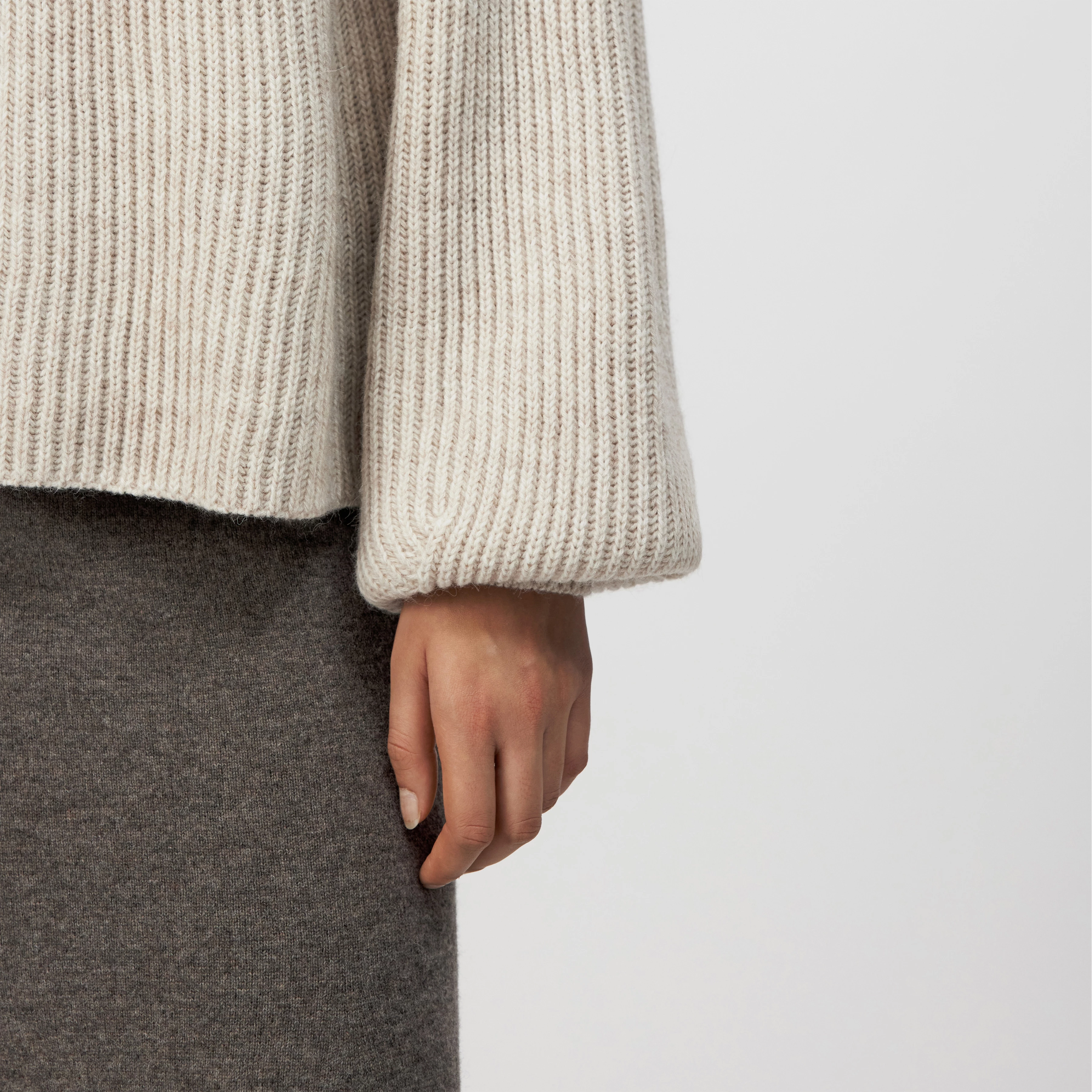 KIMONI - Sweater with balloon sleeves in wool and alpaca blend - women - beige - Detailansicht am Model