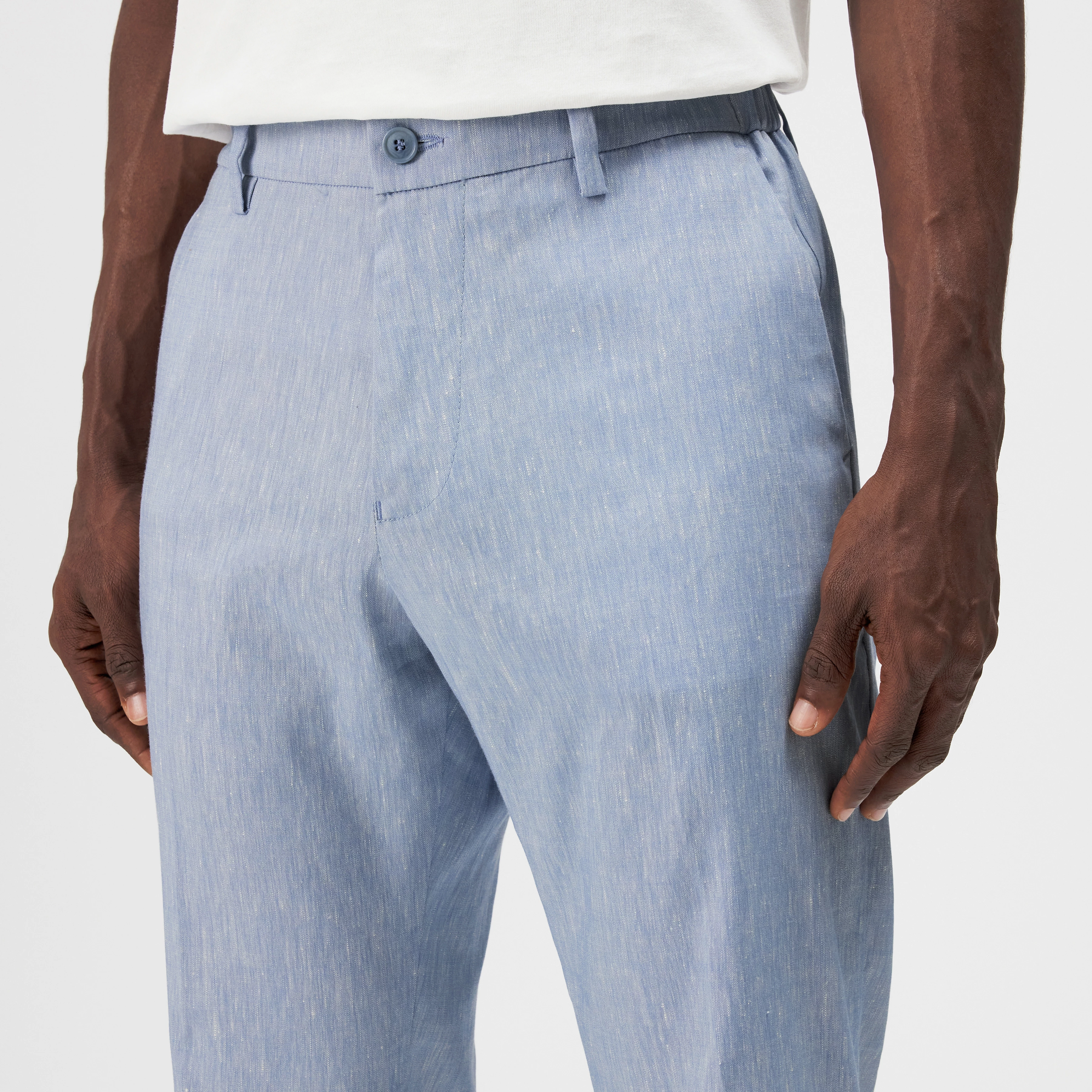 AJEND_RGLR - Tailored trousers in linen mix - men - blue - Detailansicht am Model
