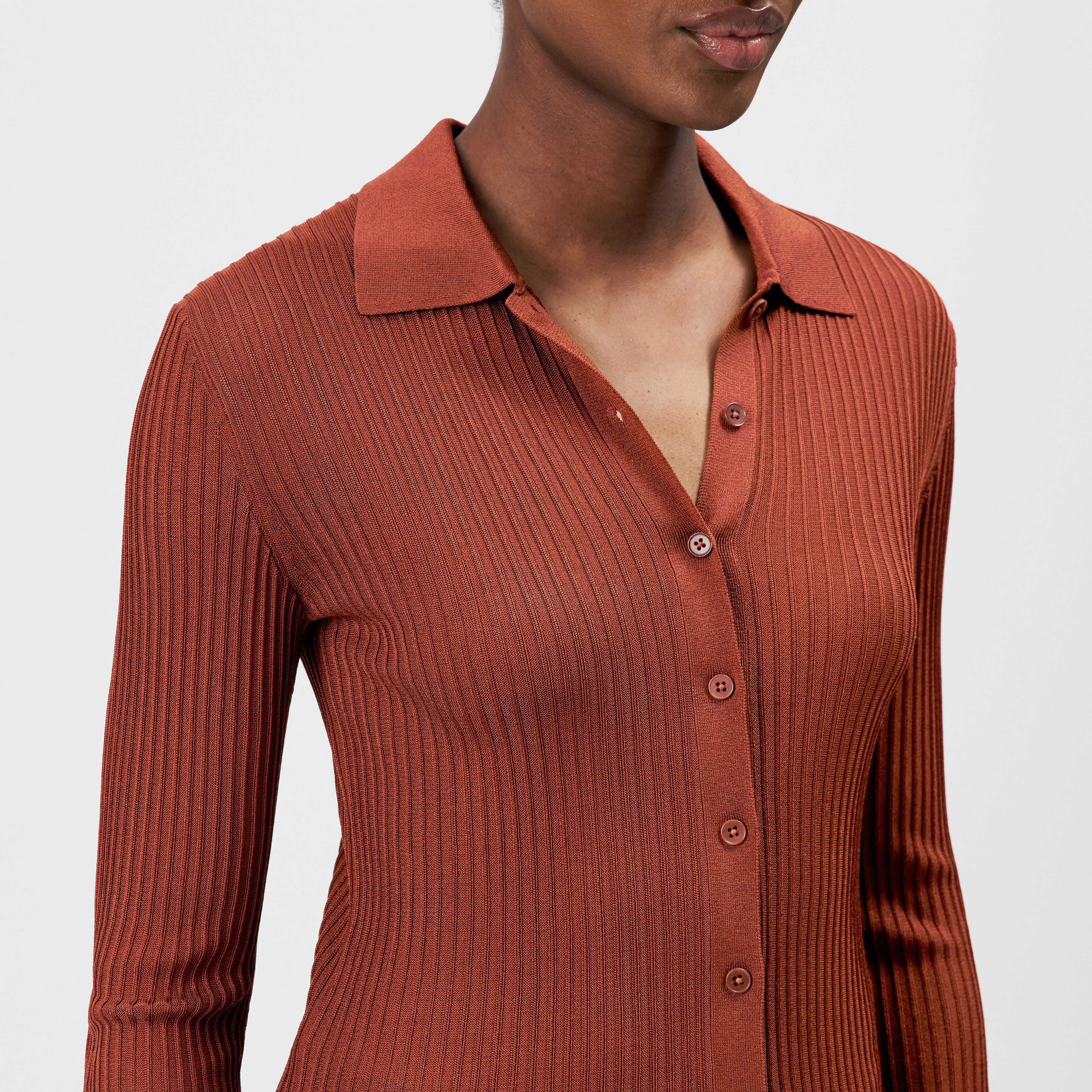 ARHANYA - Cardigan ajusté en maille, pur acétate - women - rouge - Detailansicht am Model