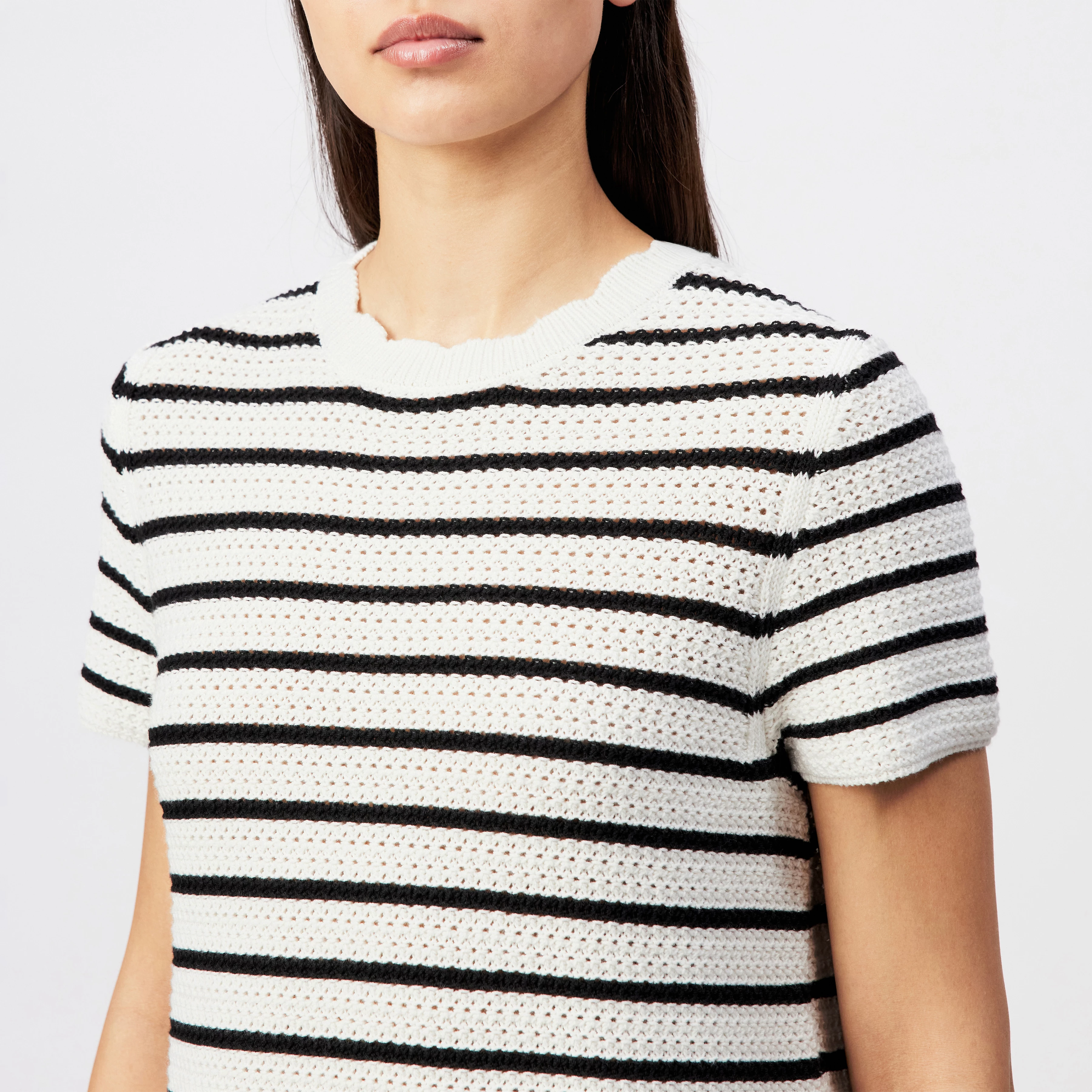 AIULA - Striped knit T-shirt dress - women - off white - Detailansicht am Model