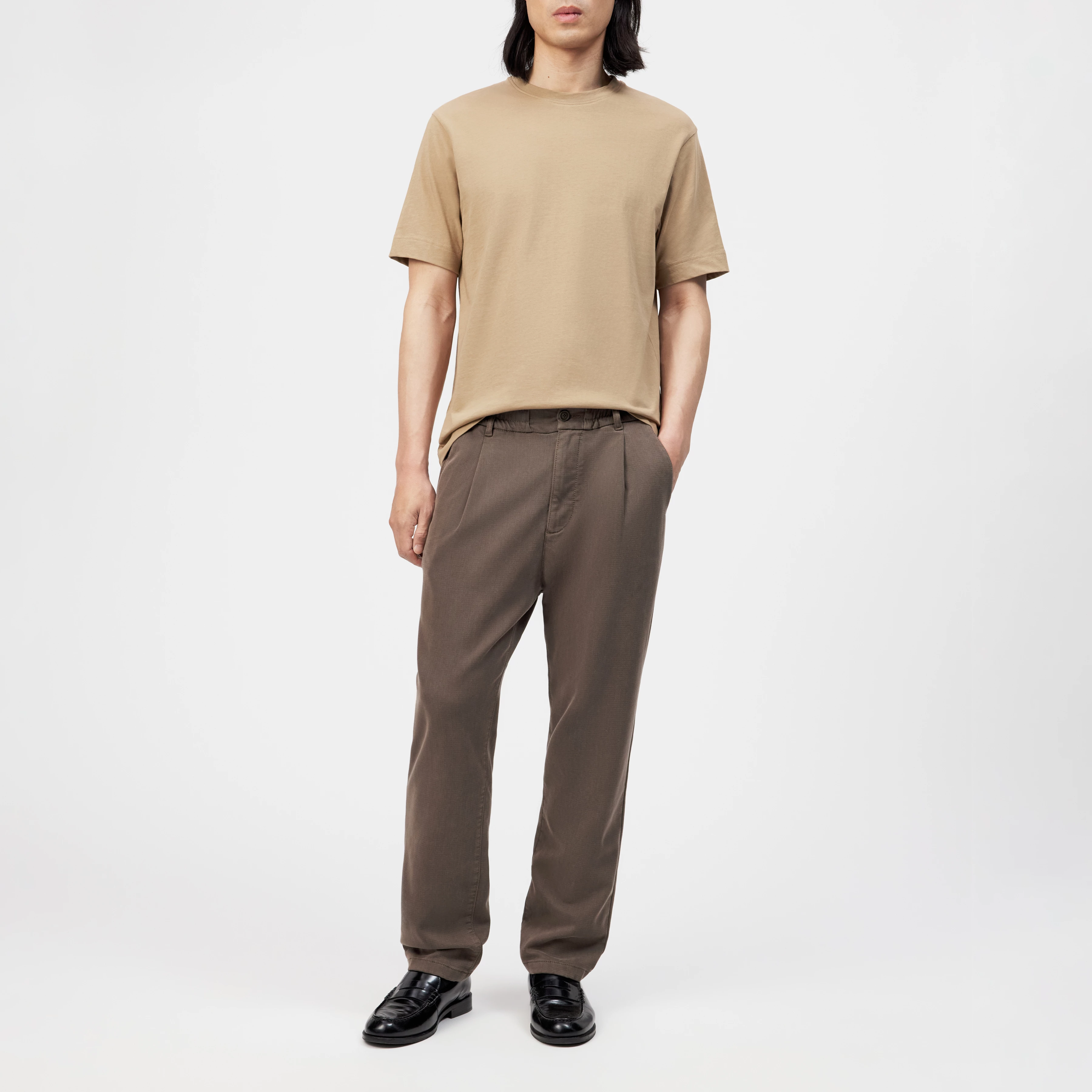 CHASY_RGLR - Casual trousers with pleats in a lyocell-cotton blend - men - brown - Ganzkörper-Frontansicht