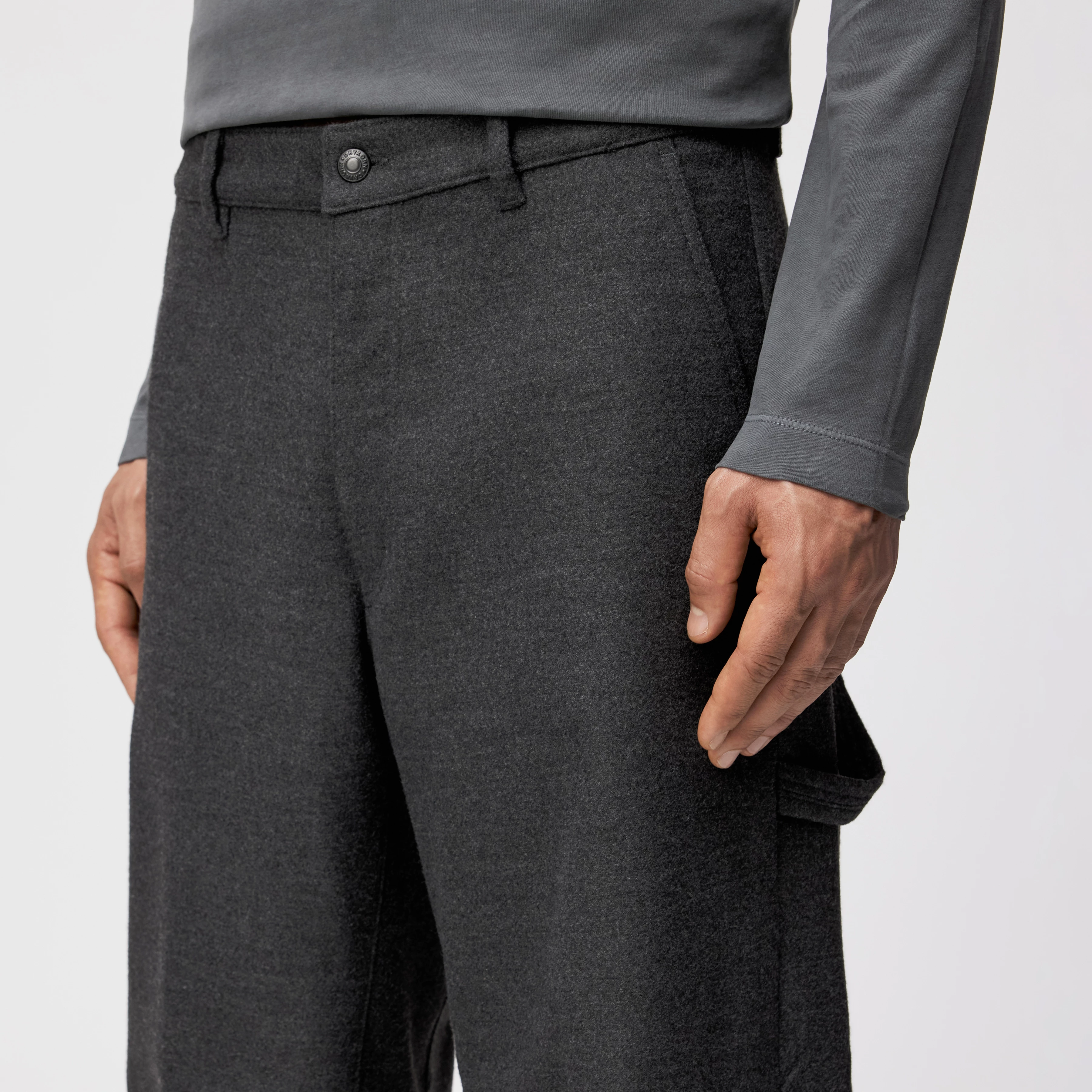 GONAGO - Utility Hose in softem Flanell - Herren - grau - Detailansicht am Model