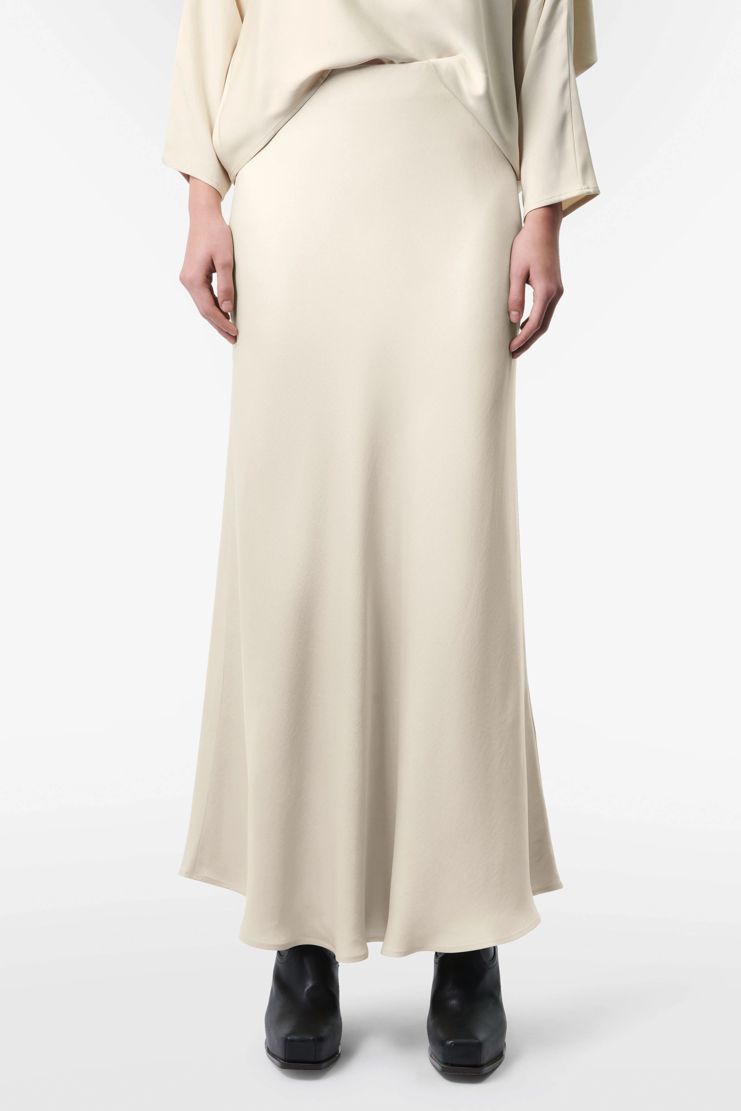 NEVIDA - maxi length slip skirt in satin - women - beige - Frontansicht