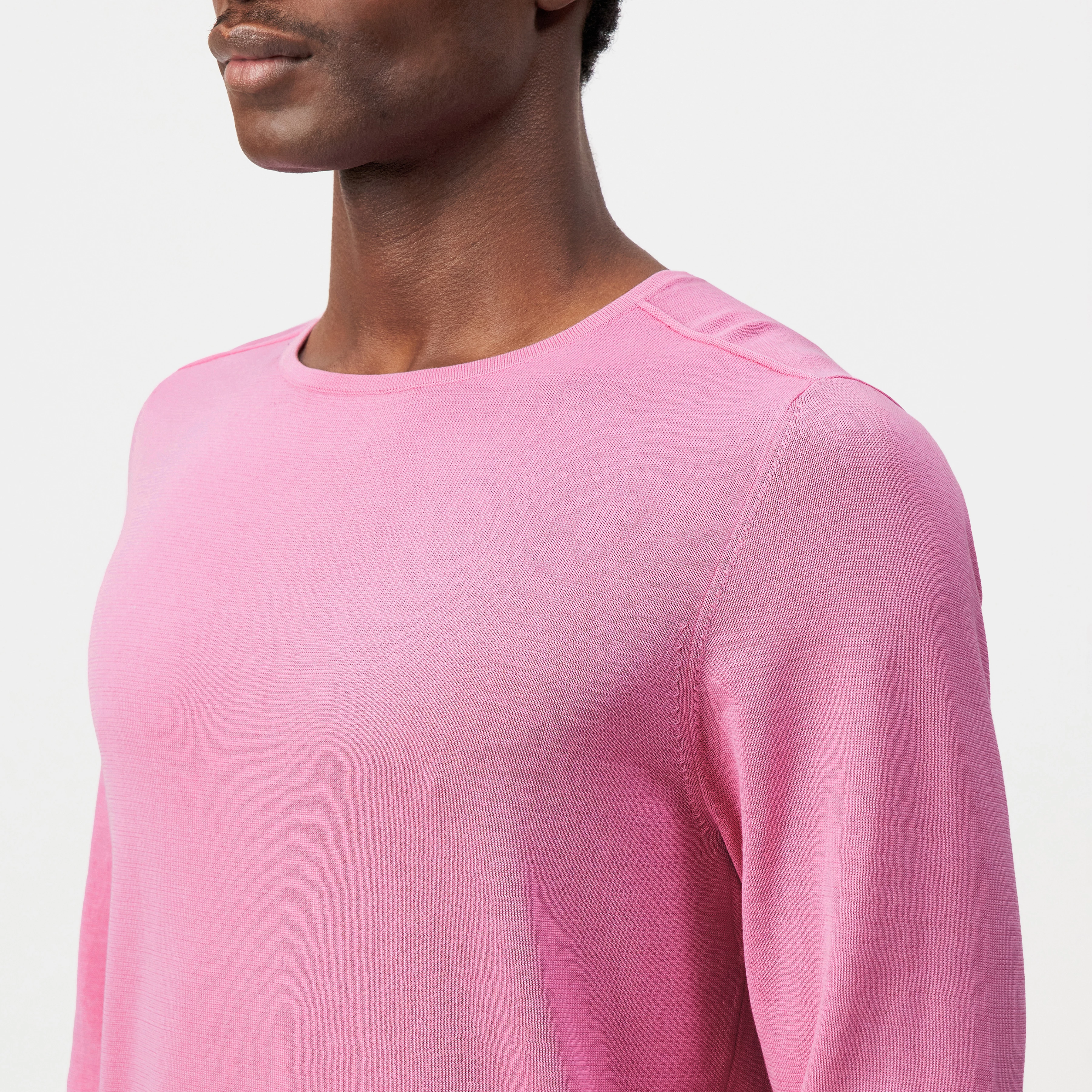 RIKONO - Knitted jumper in clean cotton - men - pink - Detailansicht am Model