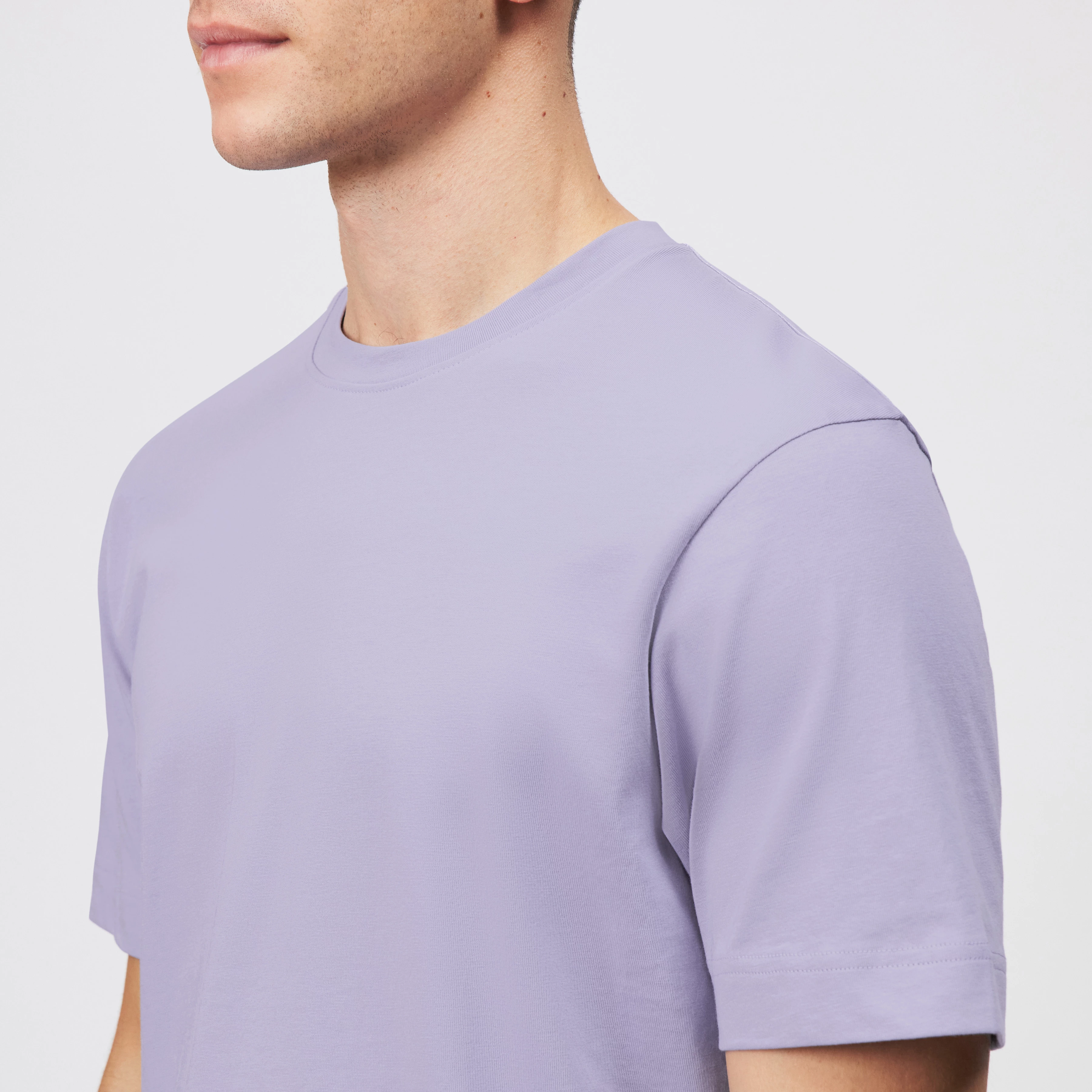 RAPHAEL - T-Shirt in reiner Baumwolle - Herren - lila - Detailansicht am Model