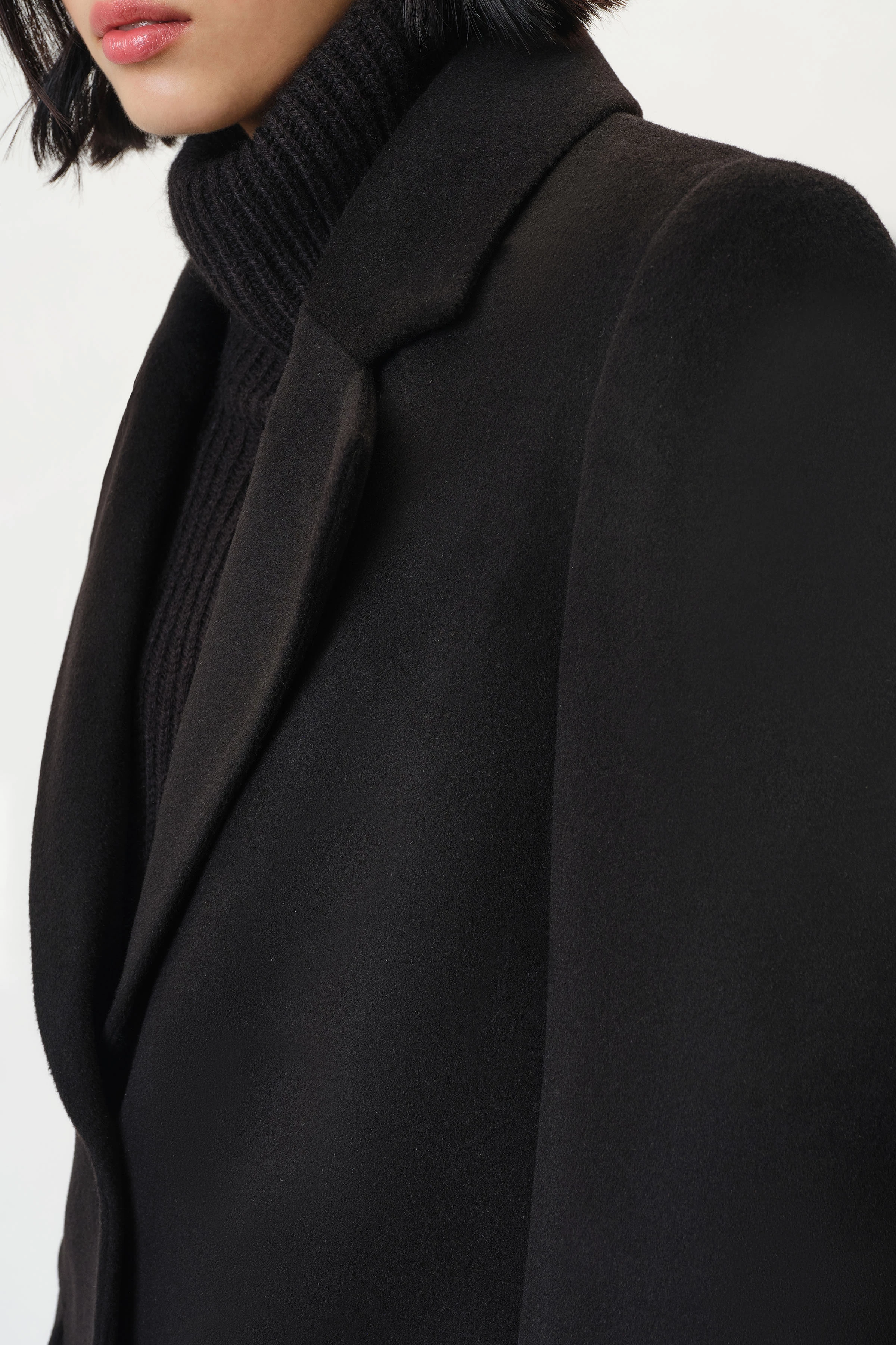 BASCOTE - Oversized Outdoorblazer in Kaschmir-Mix - Damen - schwarz - Detailansicht am Model