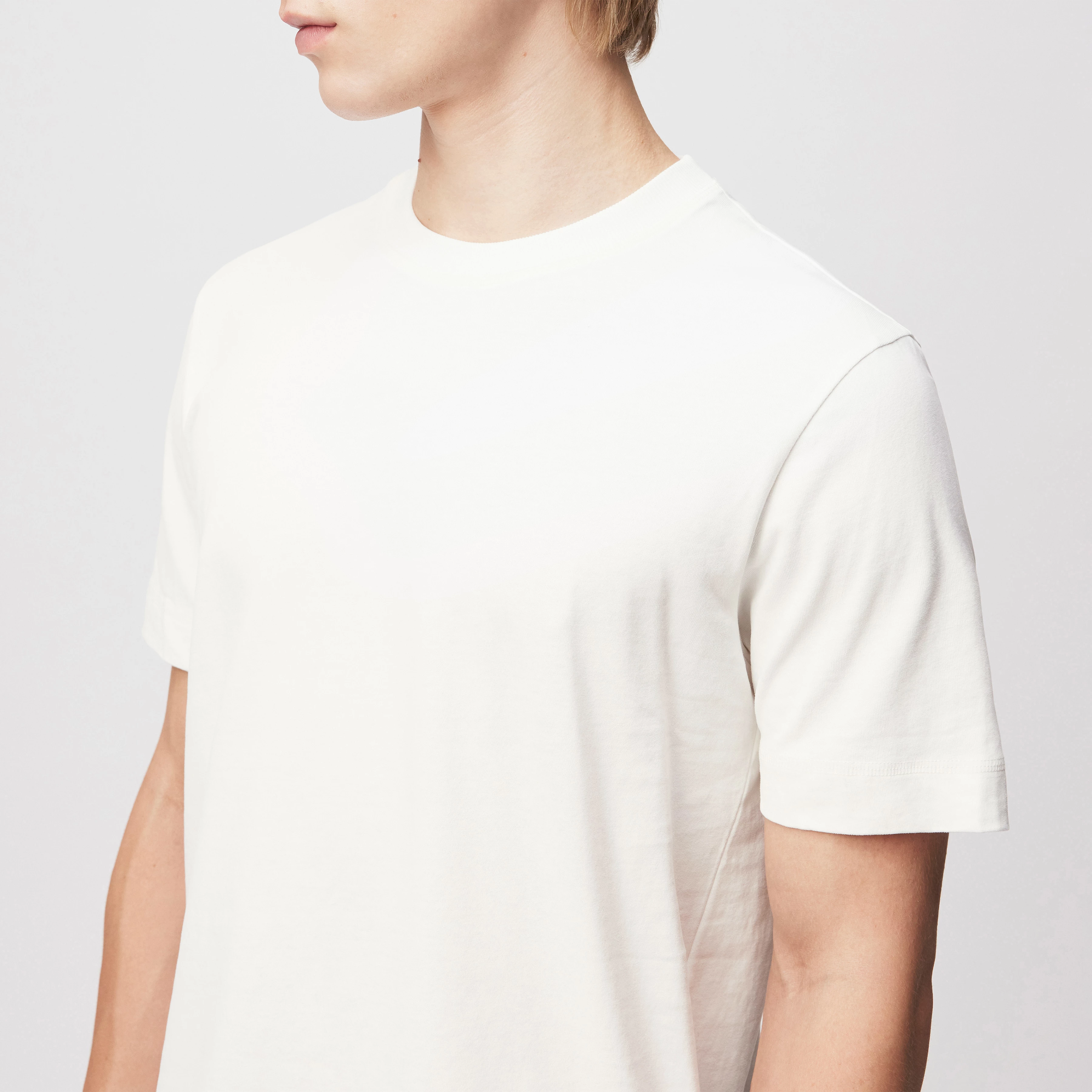 RAPHAEL - T-Shirt in gewaschener Optik - Herren - off white - Detailansicht am Model