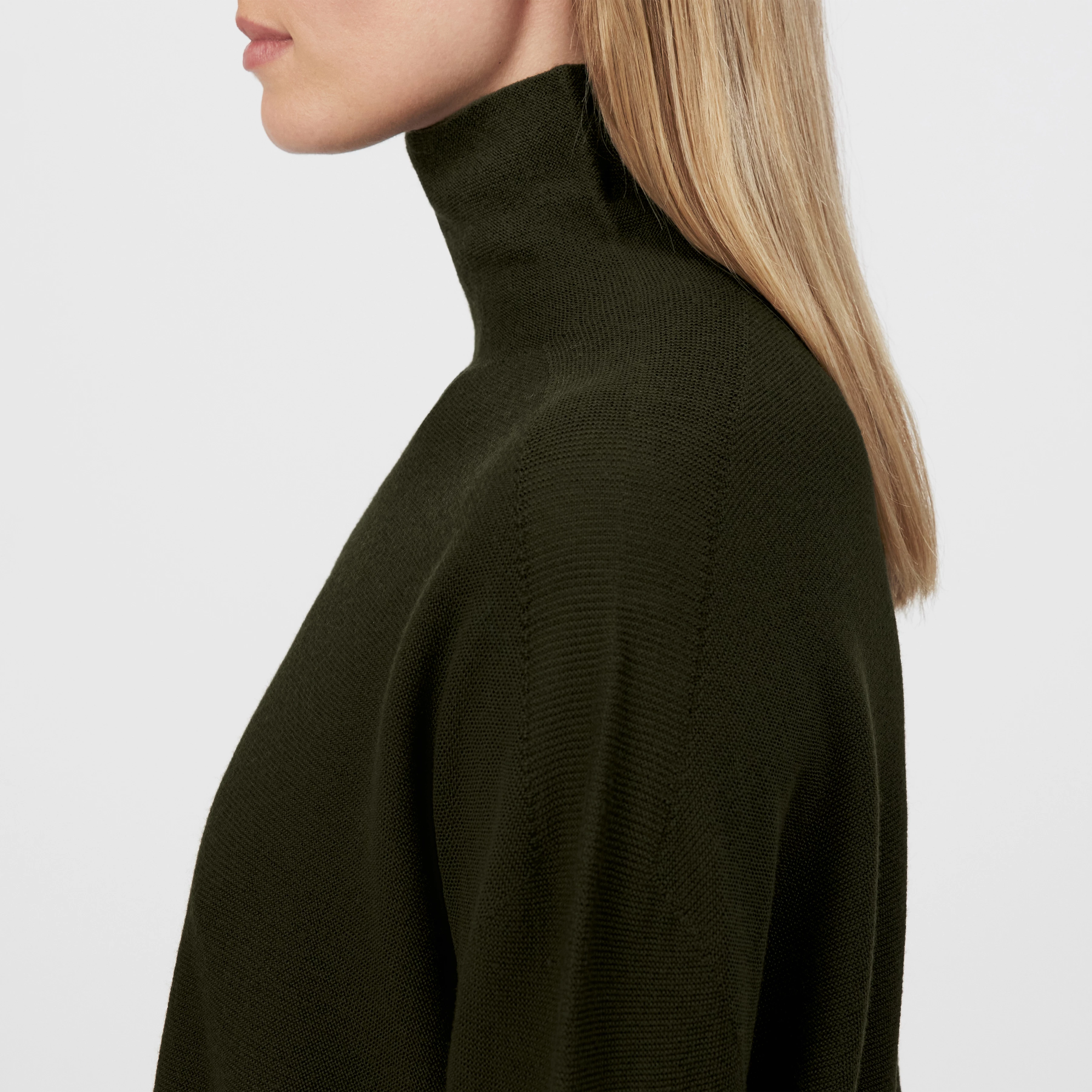 LIORA - Egg-Shape Rollkragenpullover in 100% Merinowolle - Damen - grün - Detailansicht am Model