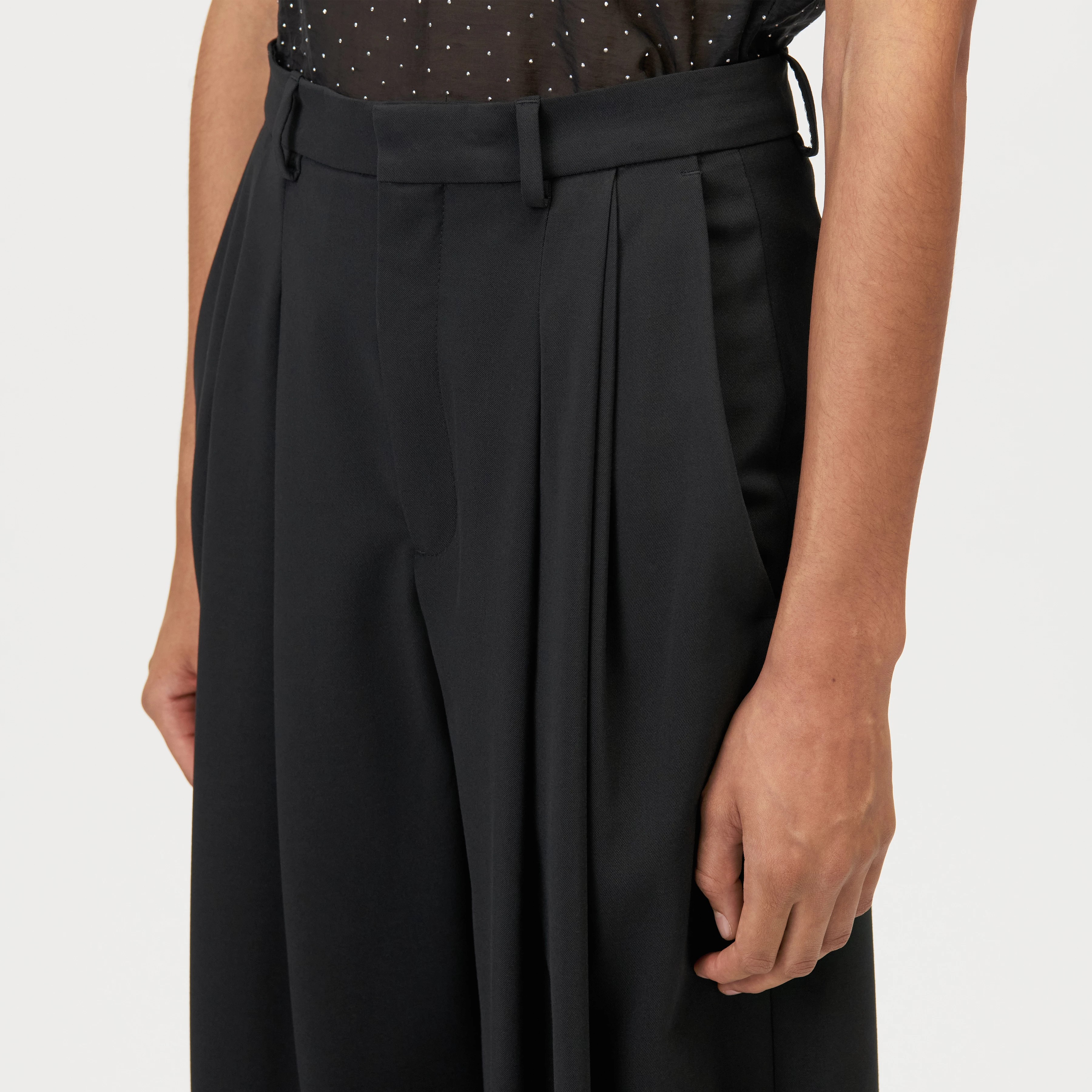 ELICIT - Wide twill pleat trousers - women - black - Detailansicht am Model