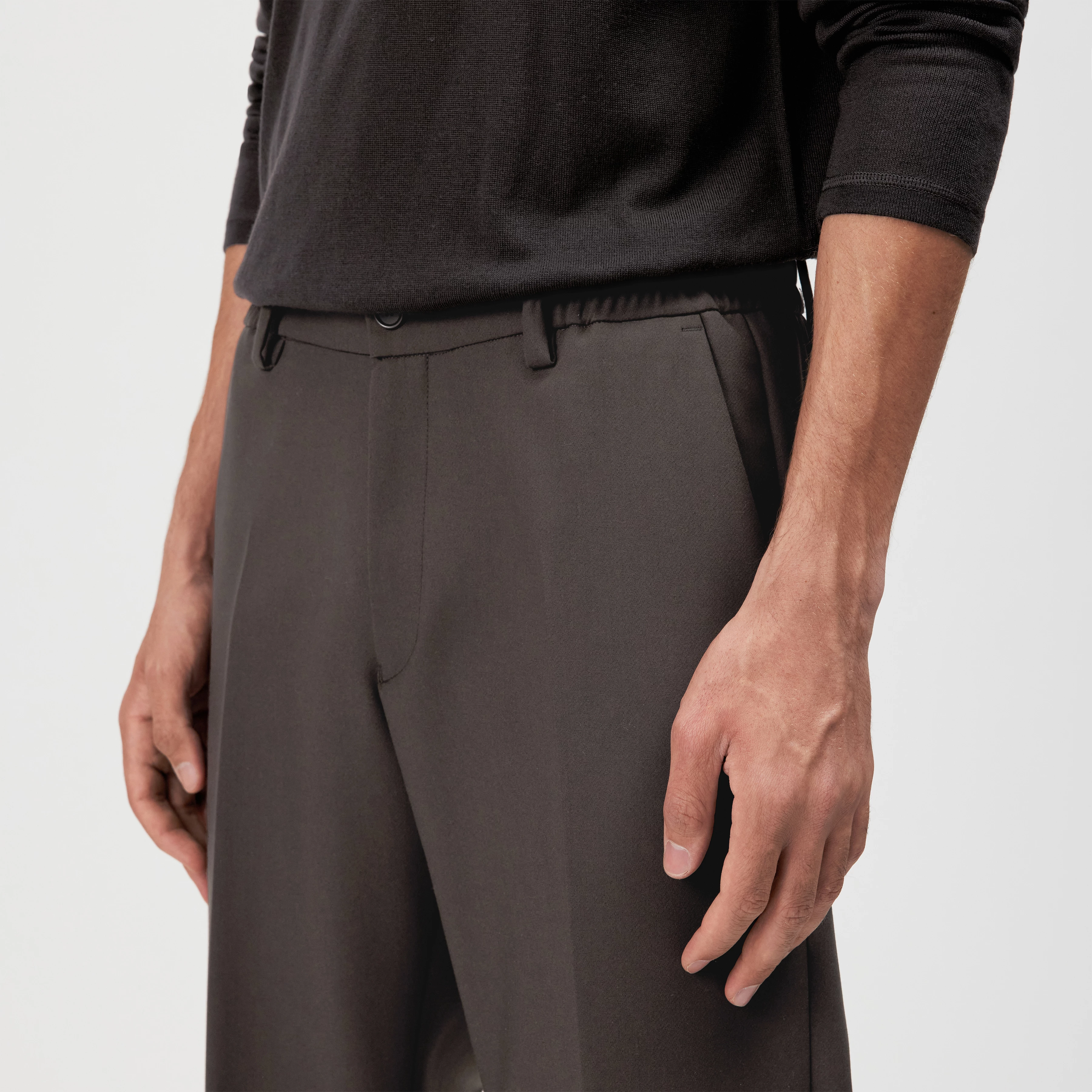 GARONA_B - Casual chino in smooth fabric - men - brown - Detailansicht am Model