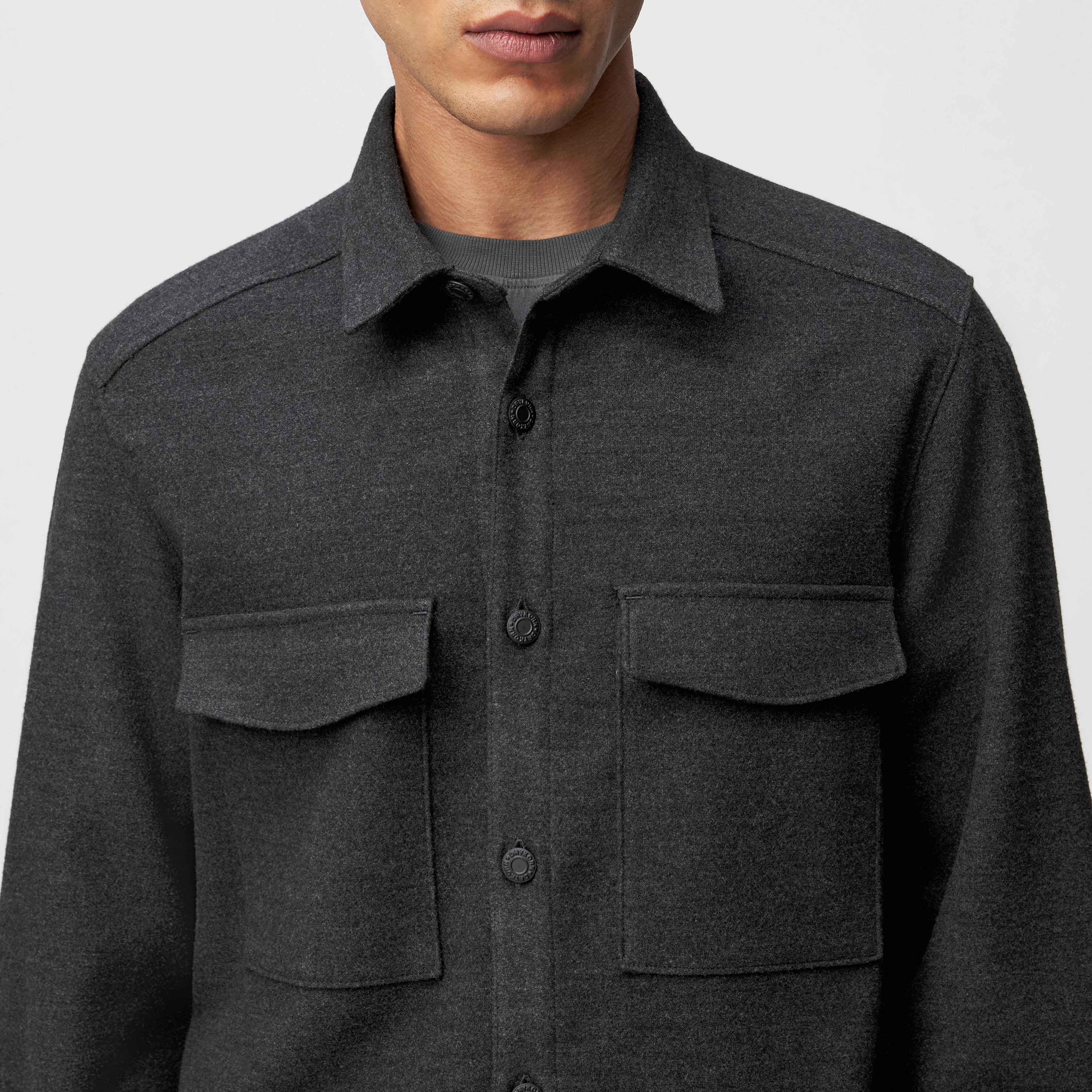 GUNRAY - Relaxed Fit Overshirt in softem Flanell - Herren - grau - Detailansicht am Model