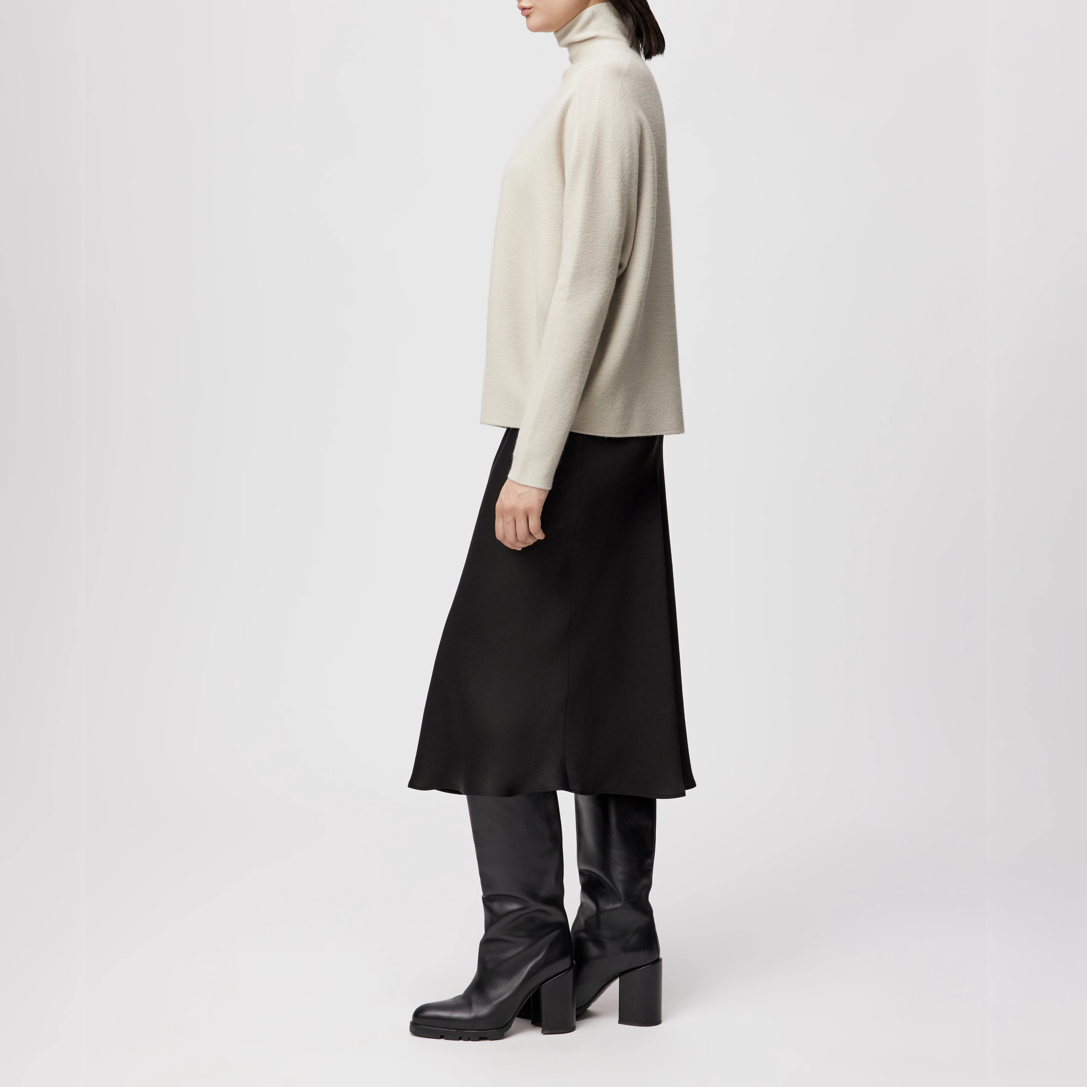 LIORA - Egg-shaped turtleneck jumper in 100% merino wool - women - beige - Seitenansicht