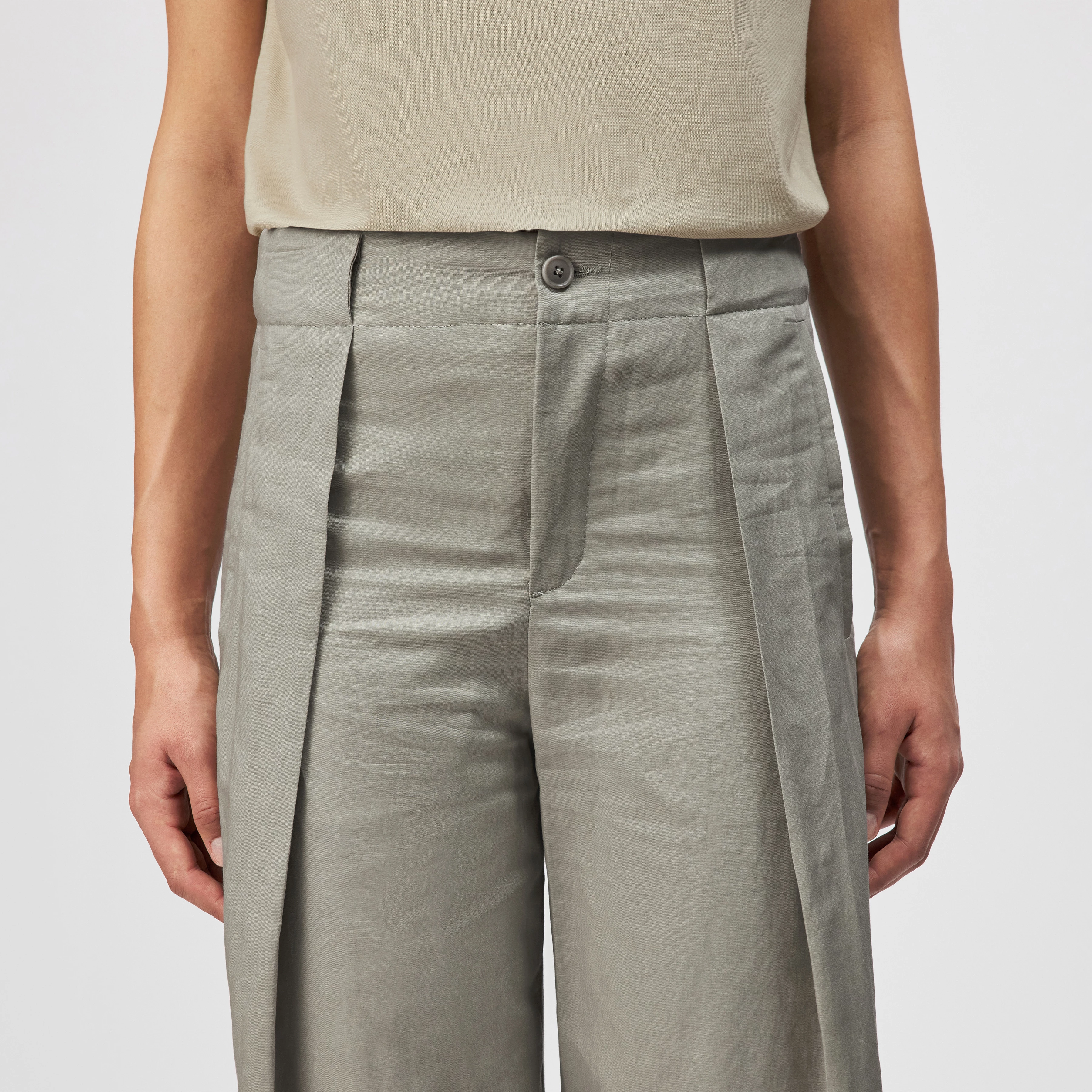 THREW - Pantalon sur mesure pli creux en mélange chanvre-coton - women - vert - Detailansicht am Model