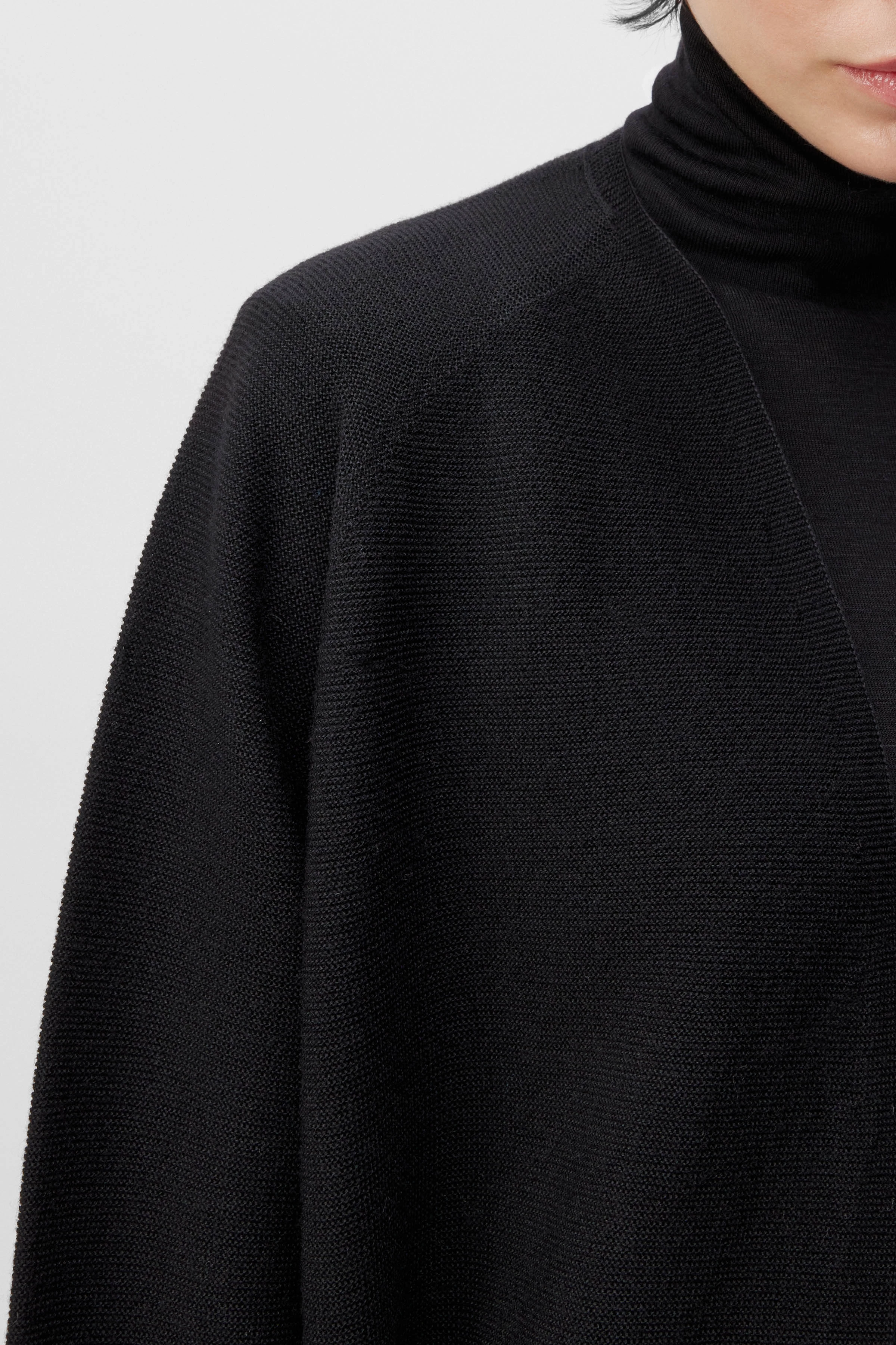 MANUMY - cleane Strickjacke in Merinowolle - Damen - schwarz - Seitenansicht