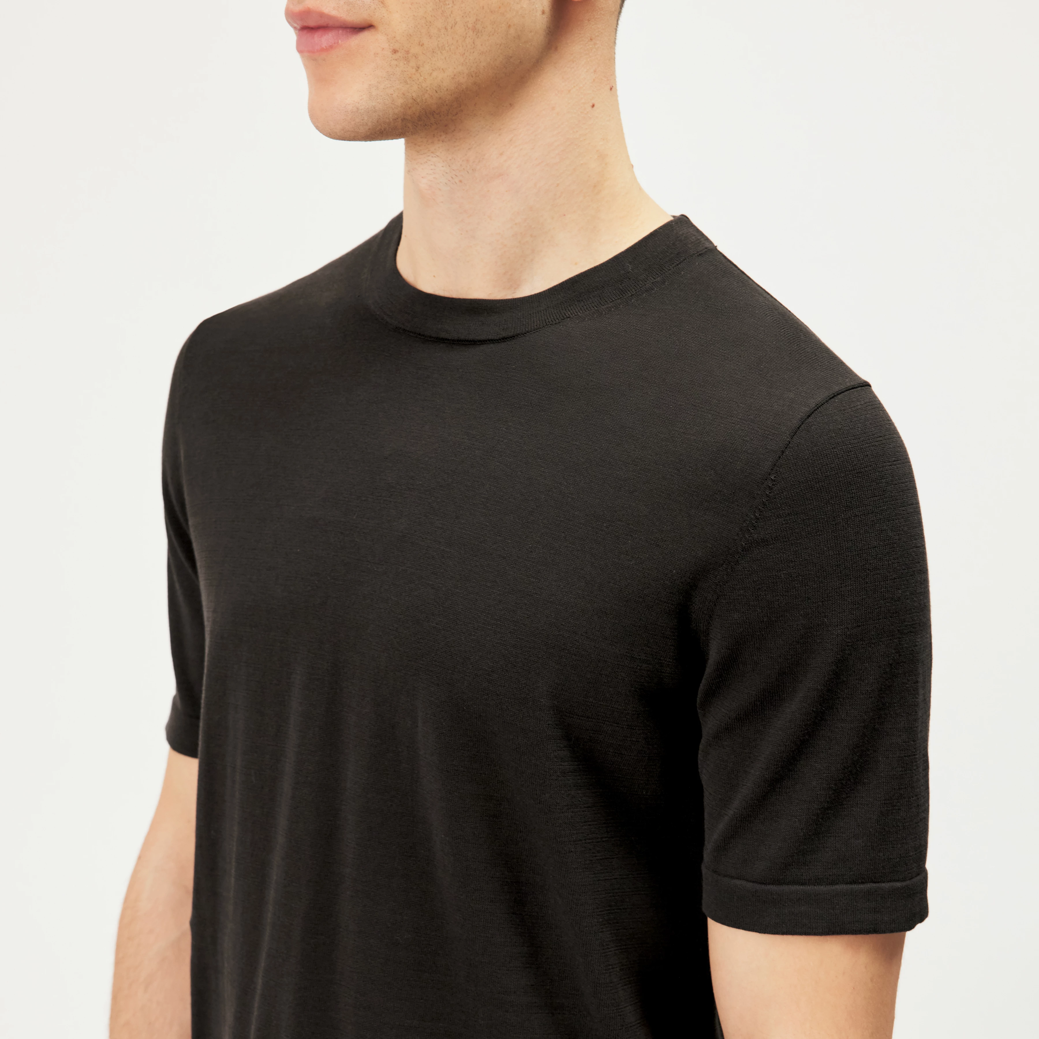 VALENTIN - T-shirt in mercerised cotton - men - brown - Detailansicht am Model