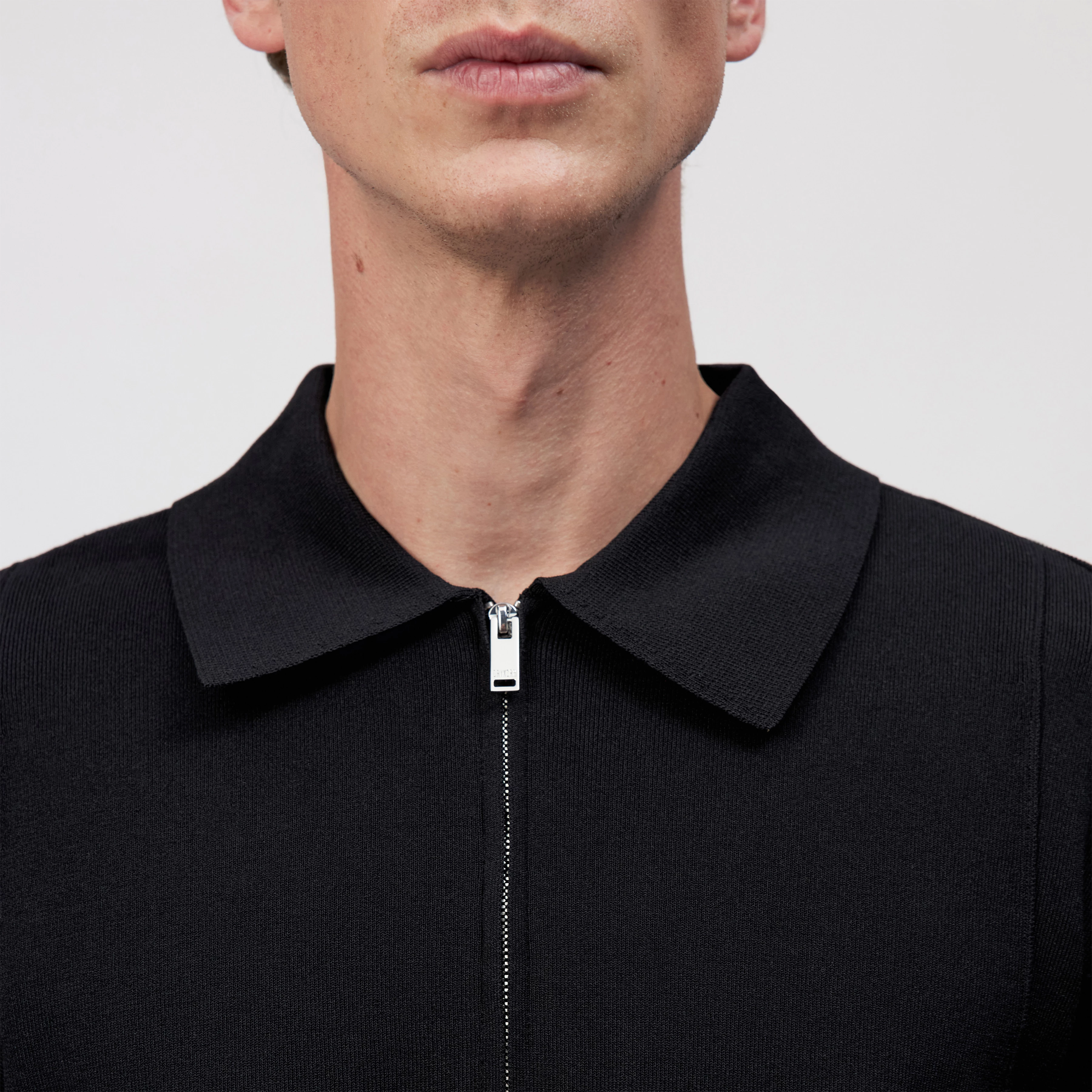 GAVVIN - Pullover mit Zipper in Baumwoll-Mix - Herren - schwarz - Detailansicht am Model