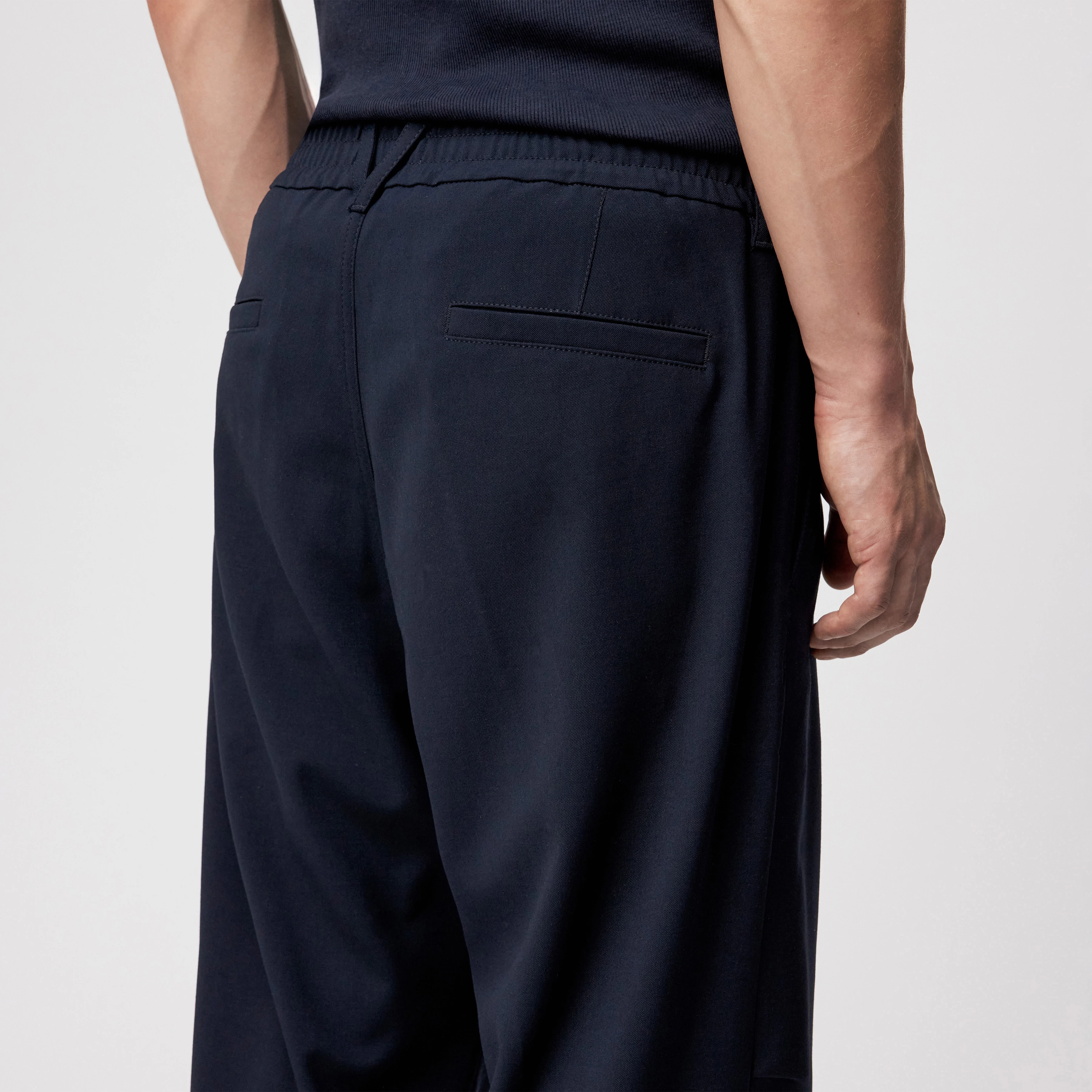LIROG - Utility Pants in Gabardine - Herren - blau - Detailansicht am Model