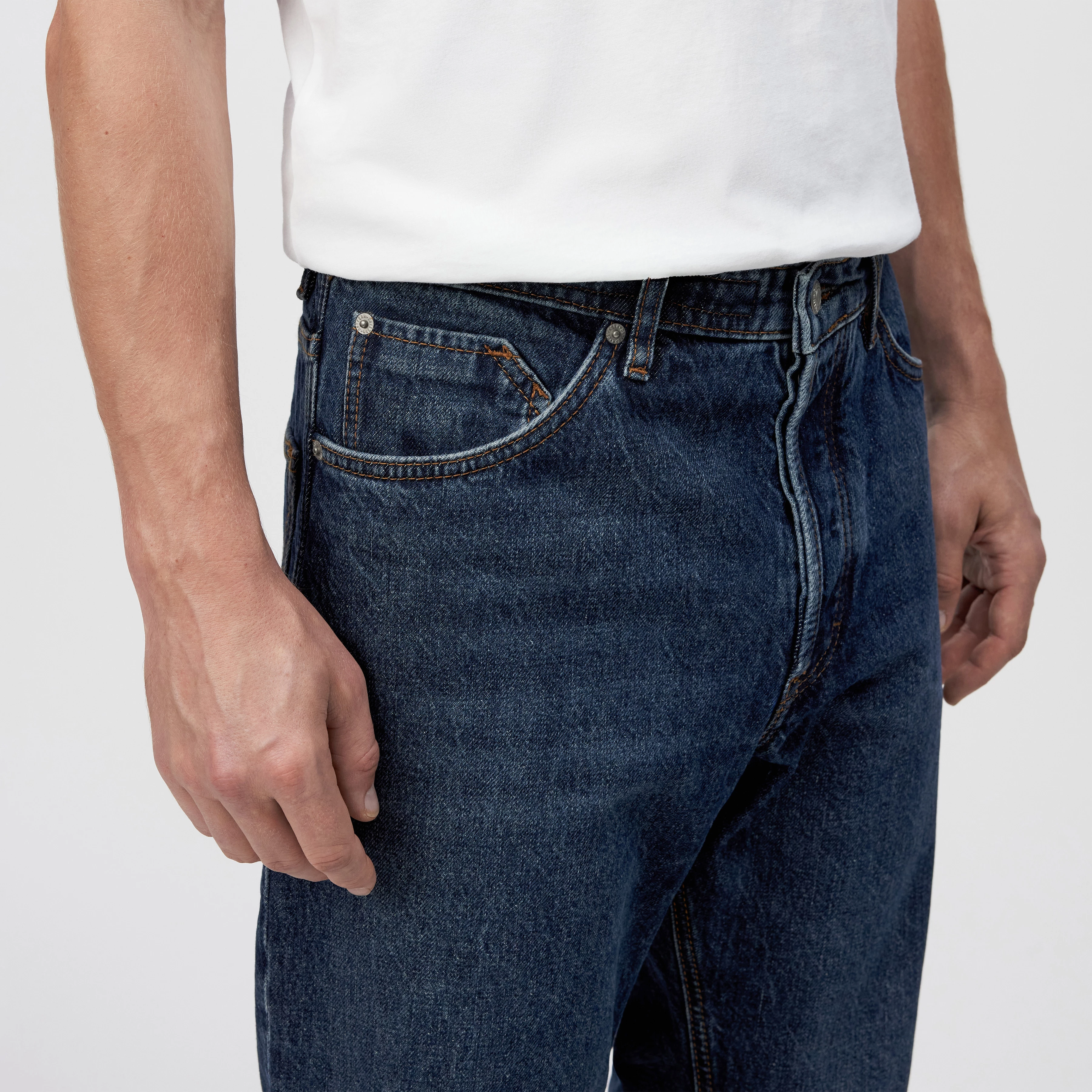 HIGHT - Relaxed Fit Jeans in Mid-Blue Denim - Herren - blau - Detailansicht am Model