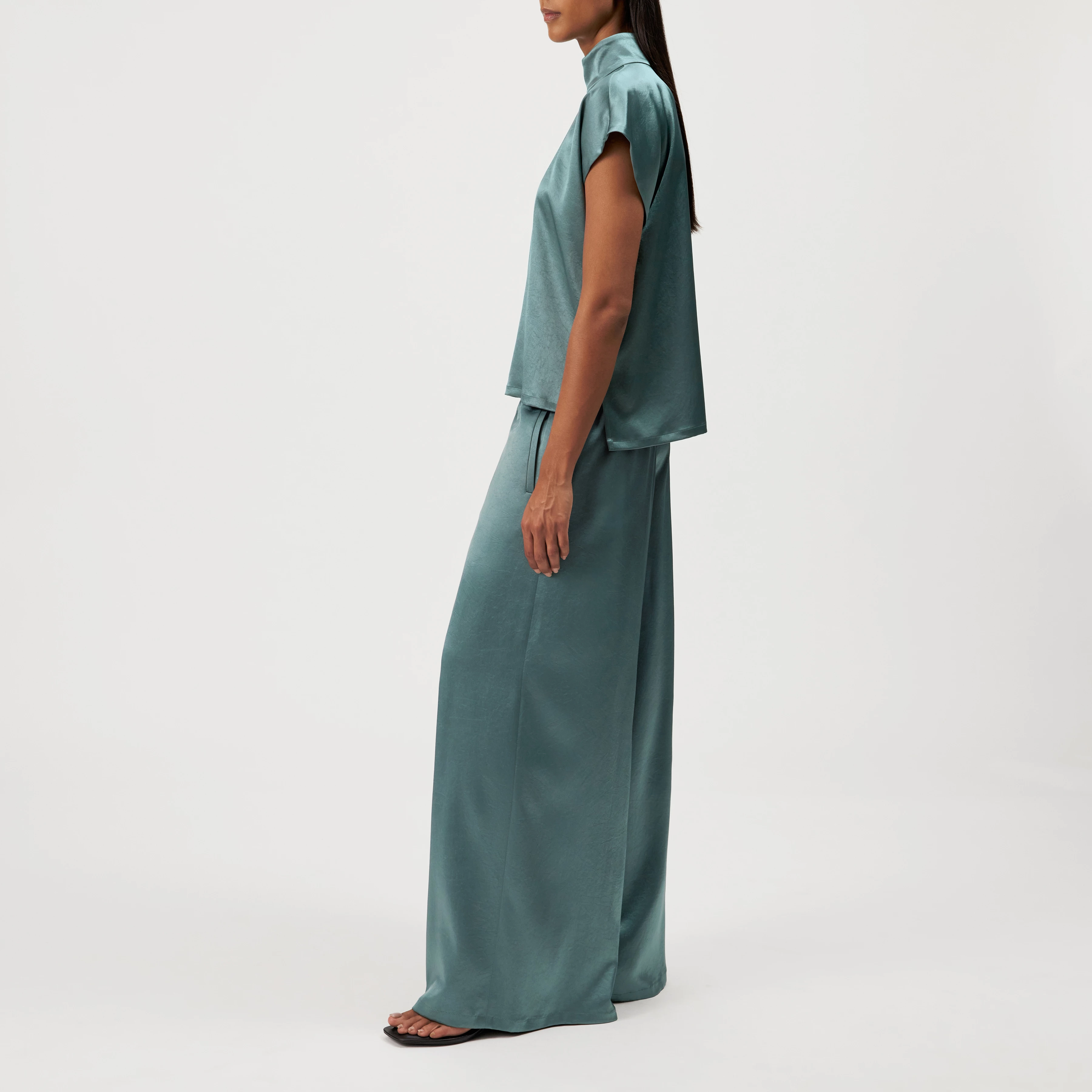 ALARIA_1 - Shirt-Bluse mit Stehkragen in fließendem Satin - Damen - grün - Seitenansicht