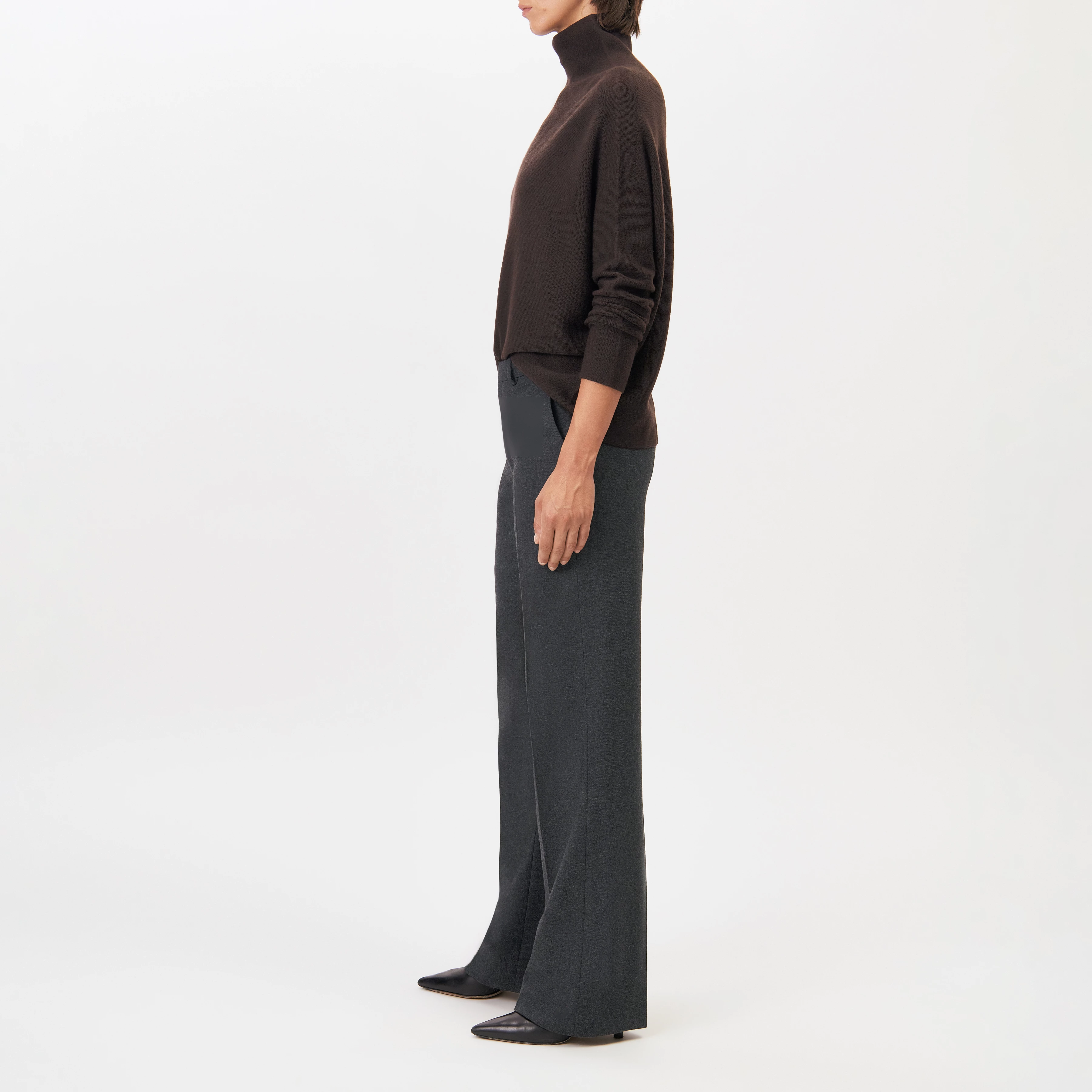 LIORA - Egg-shape turtleneck jumper in 100% merino wool - women - brown - Seitenansicht