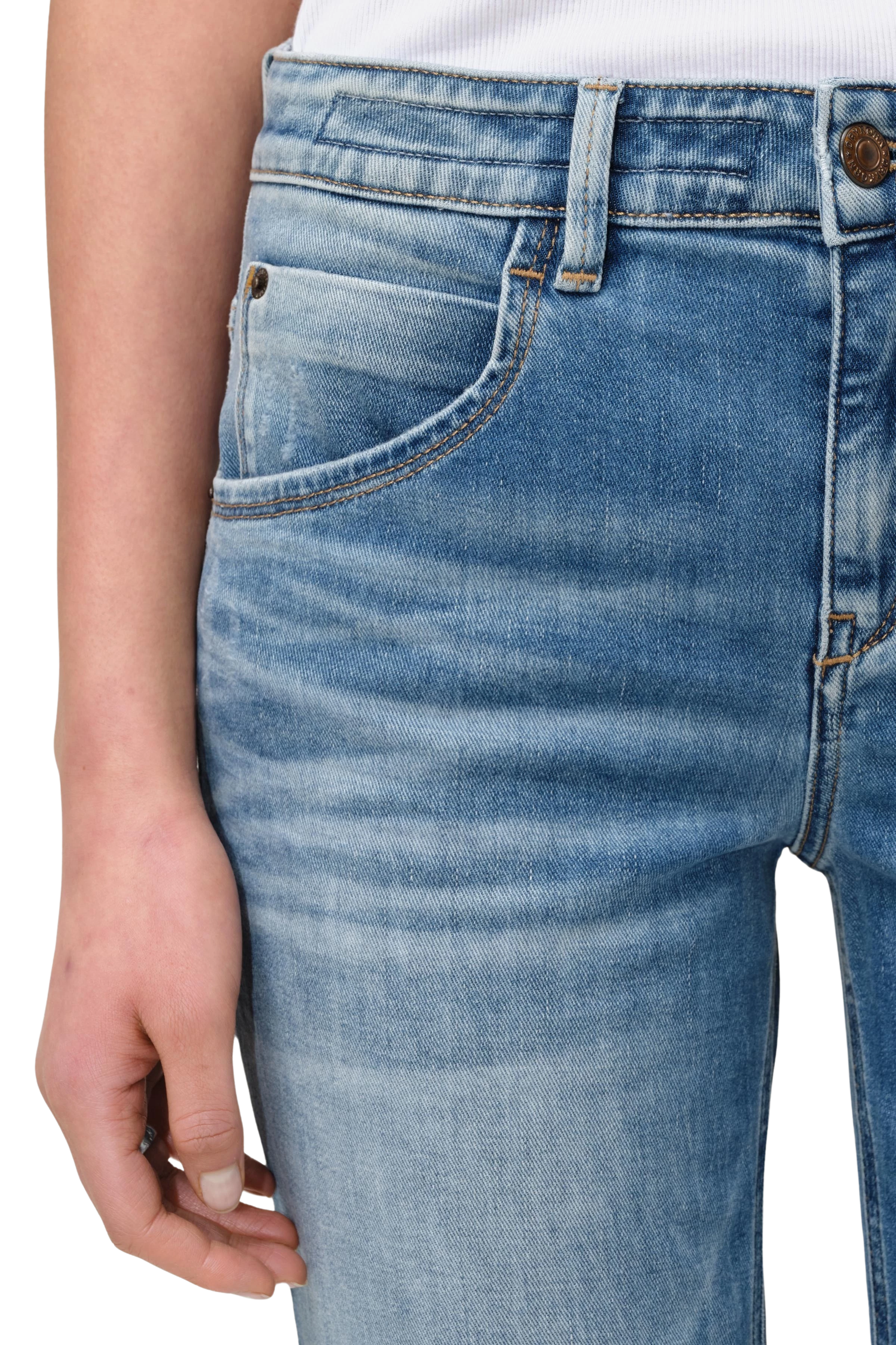 LIKE - Girlfriend-Jeans mit Krempelsaum in Mid-Blue - Damen - blau - Detailansicht am Model